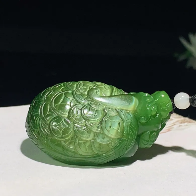 和田玉阳绿俄罗斯富贵长寿龙龟挂件。尺寸52/35/20重54.8克。玉质细腻油润。手推出油。佩戴高端典雅。ltz250517
