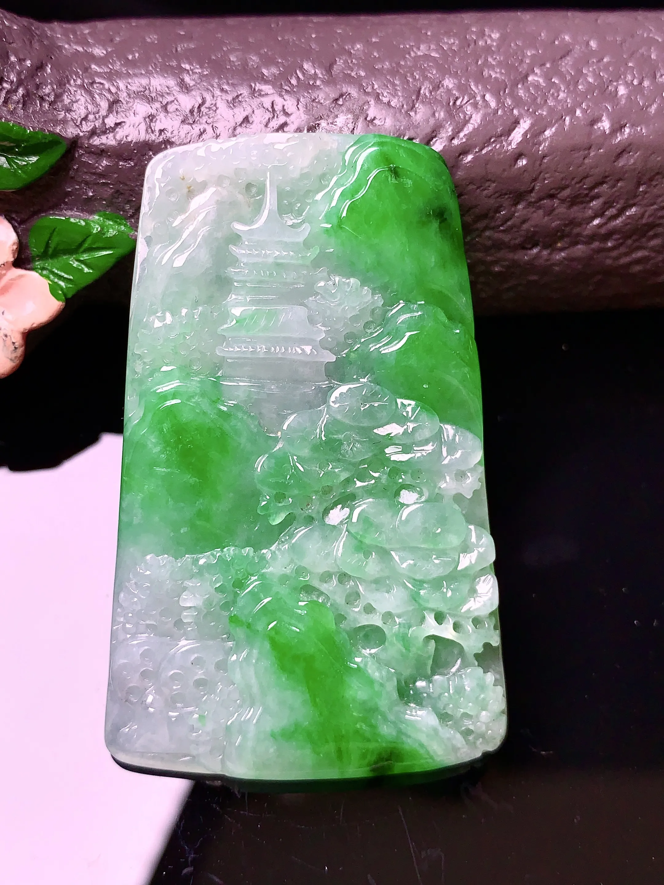 飘绿山水吊坠 玉质细腻 色泽艳丽 整体尺寸50*31.5*4.8
