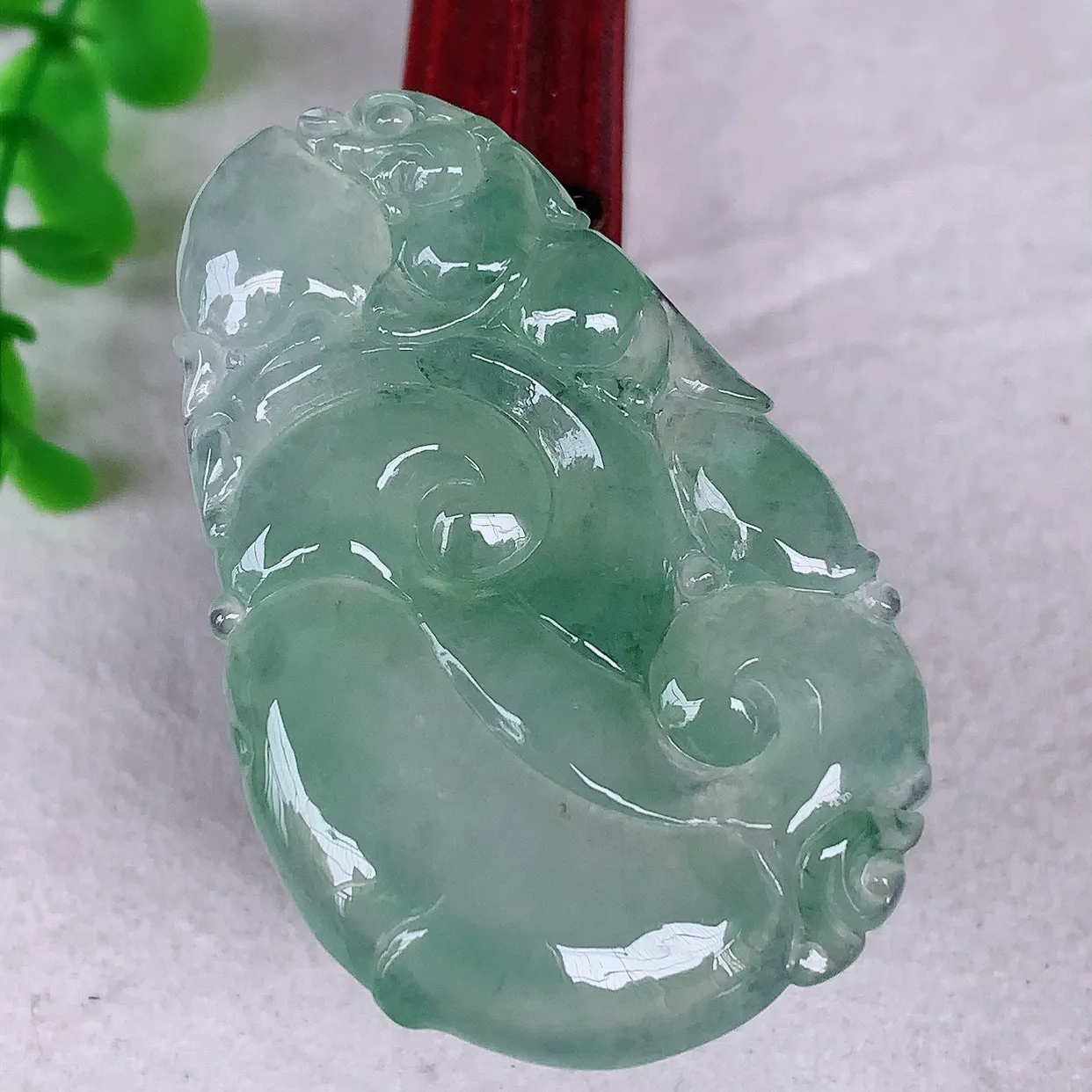 自然光实拍，大件冰种飘绿翡翠如意吊坠，翡翠如意，上身效果非常美，饱满大气，工艺美，万事如意，如意一生 #01.15