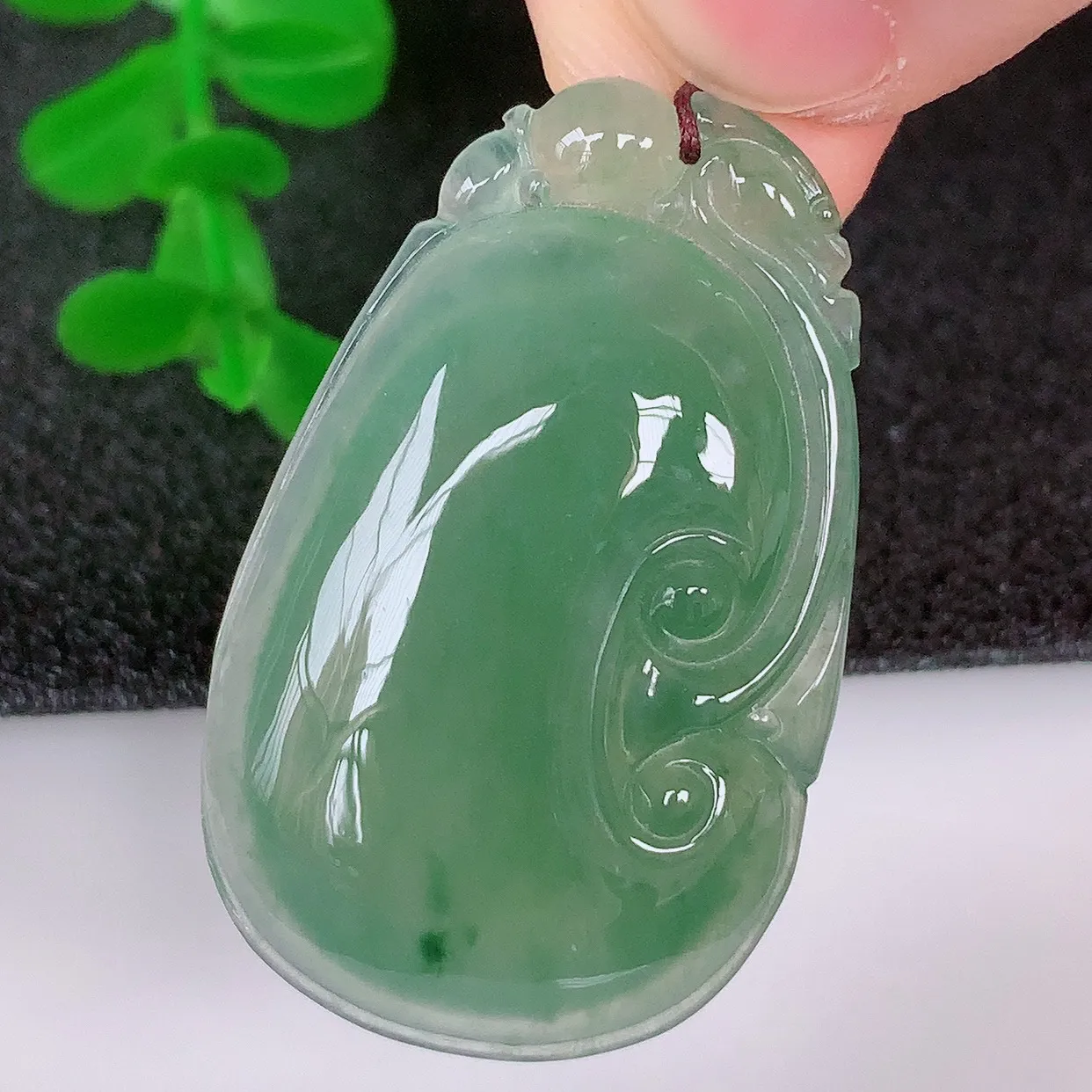 自然光实拍，冰种飘绿翡翠如意吊坠，翡翠如意，上身效果非常美，饱满大气，工艺美，万事如意，如意一生 #