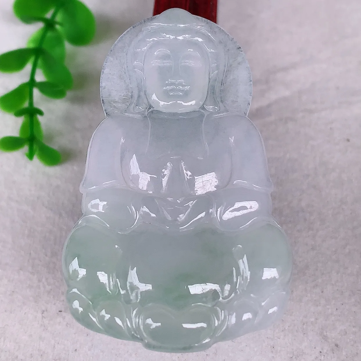 自然光实拍，大件冰种飘绿翡翠观音吊坠，赐福翡翠观音，翠色迷人，观音面相端庄，佩戴时尚出众！#57.15