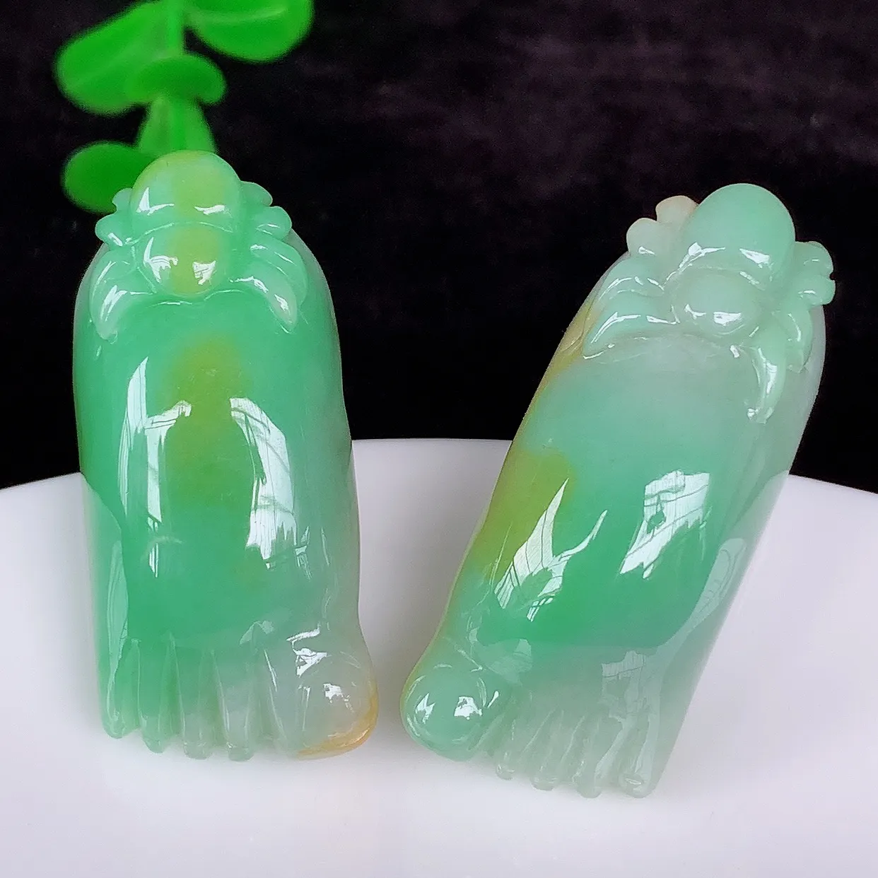 自然光实拍，冰润冰糯种双彩黄加绿翡翠知足常乐一对吊坠，种老水足，翠色灵动，寓意美好，佩戴时尚出众！#