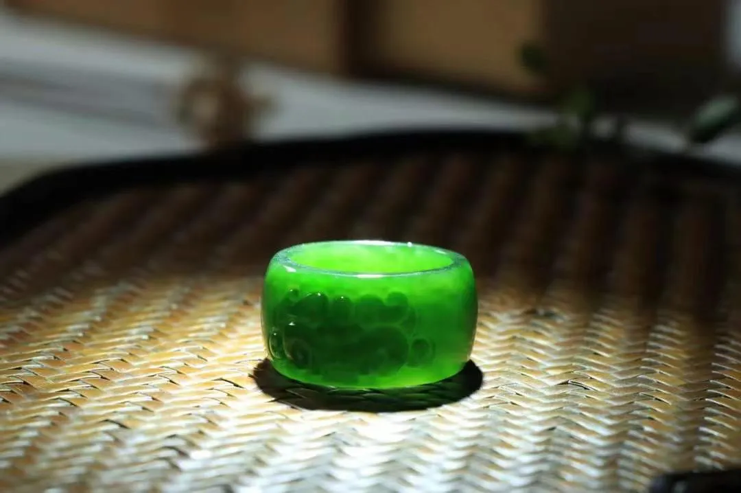 【守护·扳指】
和田玉碧玉兽面扳指，玉质温润，油润感十足， 整器古韵生辉。优雅高贵。运筹帷幄于掌中，决胜于千里之外。
重10.5克 尺寸19.5-13-6.5mm SO888099N