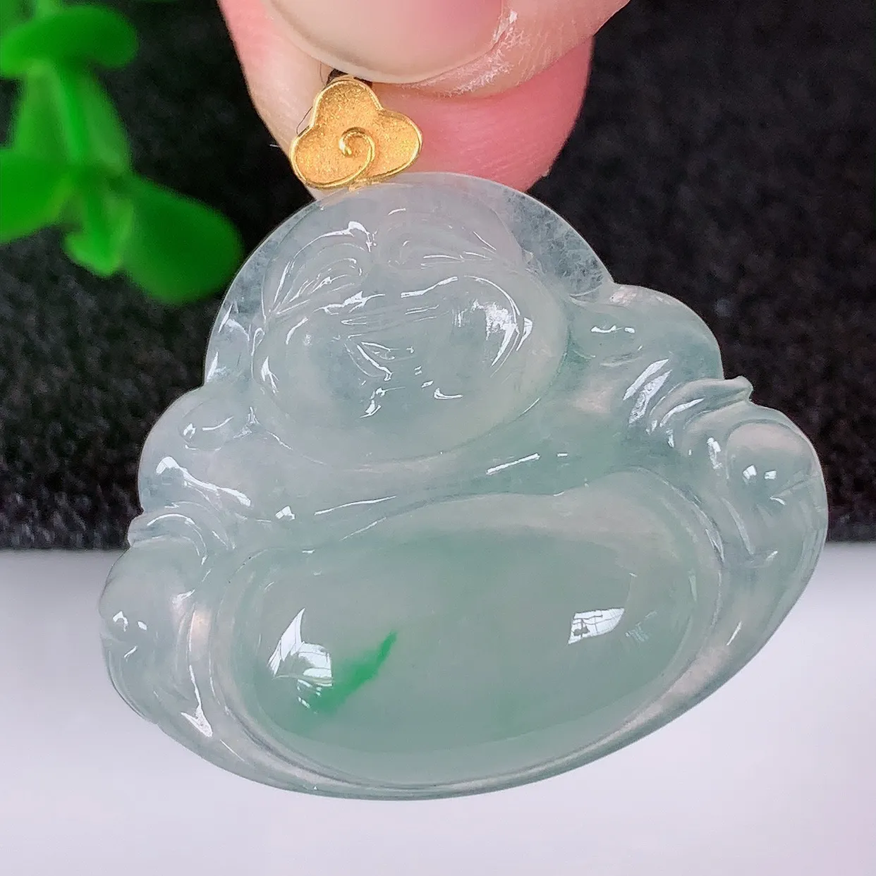 自然光实拍，18K金镶嵌冰种飘阳绿翡翠佛公吊坠，冰透饱满， 佛公亦保平安，寓意有福（佛公）相伴，品相佳，配戴优雅迷人！#1.15整体27.5*裸石23*28*6