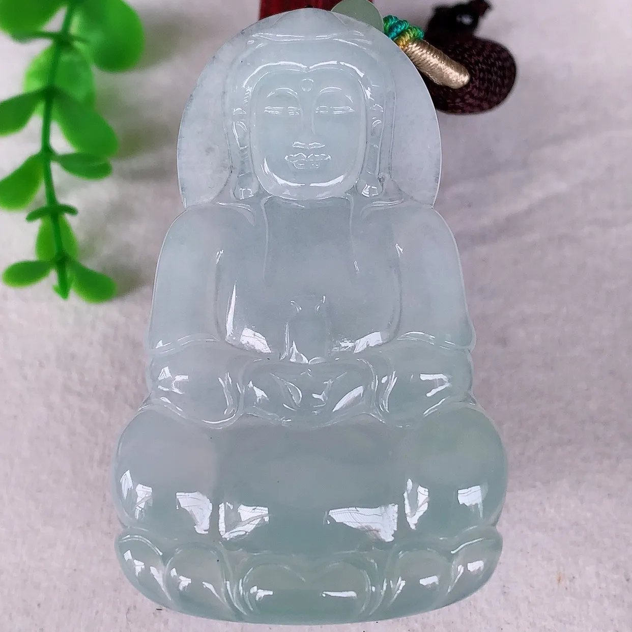 自然光实拍，大件冰种翡翠观音吊坠，赐福翡翠观音，翠色迷人，观音面相端庄，佩戴时尚出众！#46.15