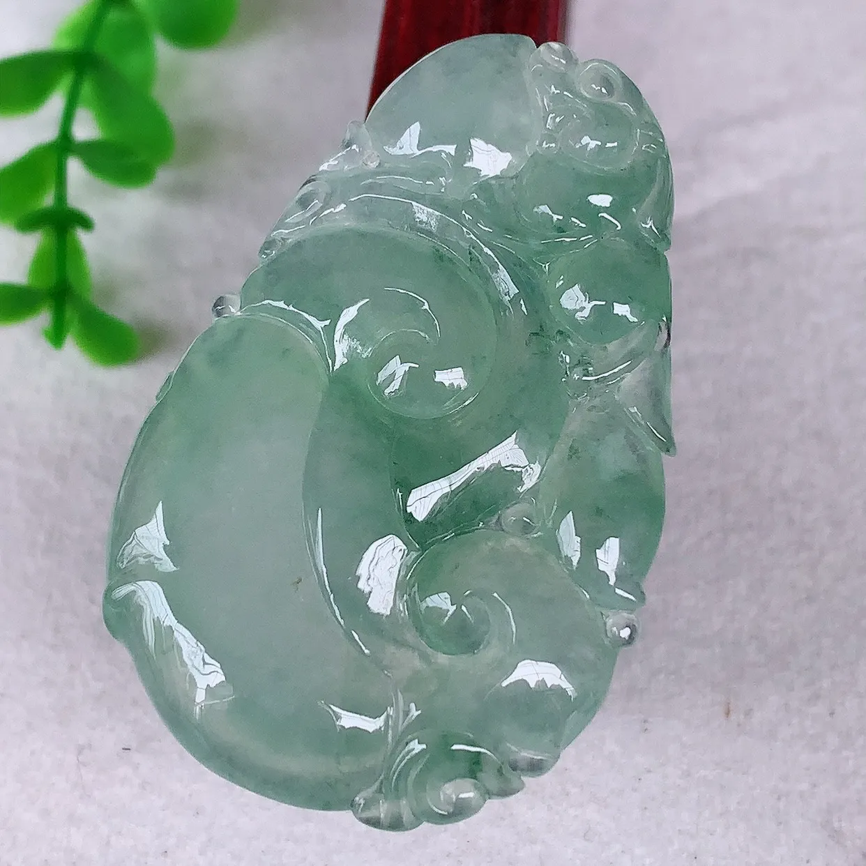 自然光实拍，大件冰种飘绿翡翠如意吊坠，翡翠如意，上身效果非常美，饱满大气，工艺美，万事如意，如意一生