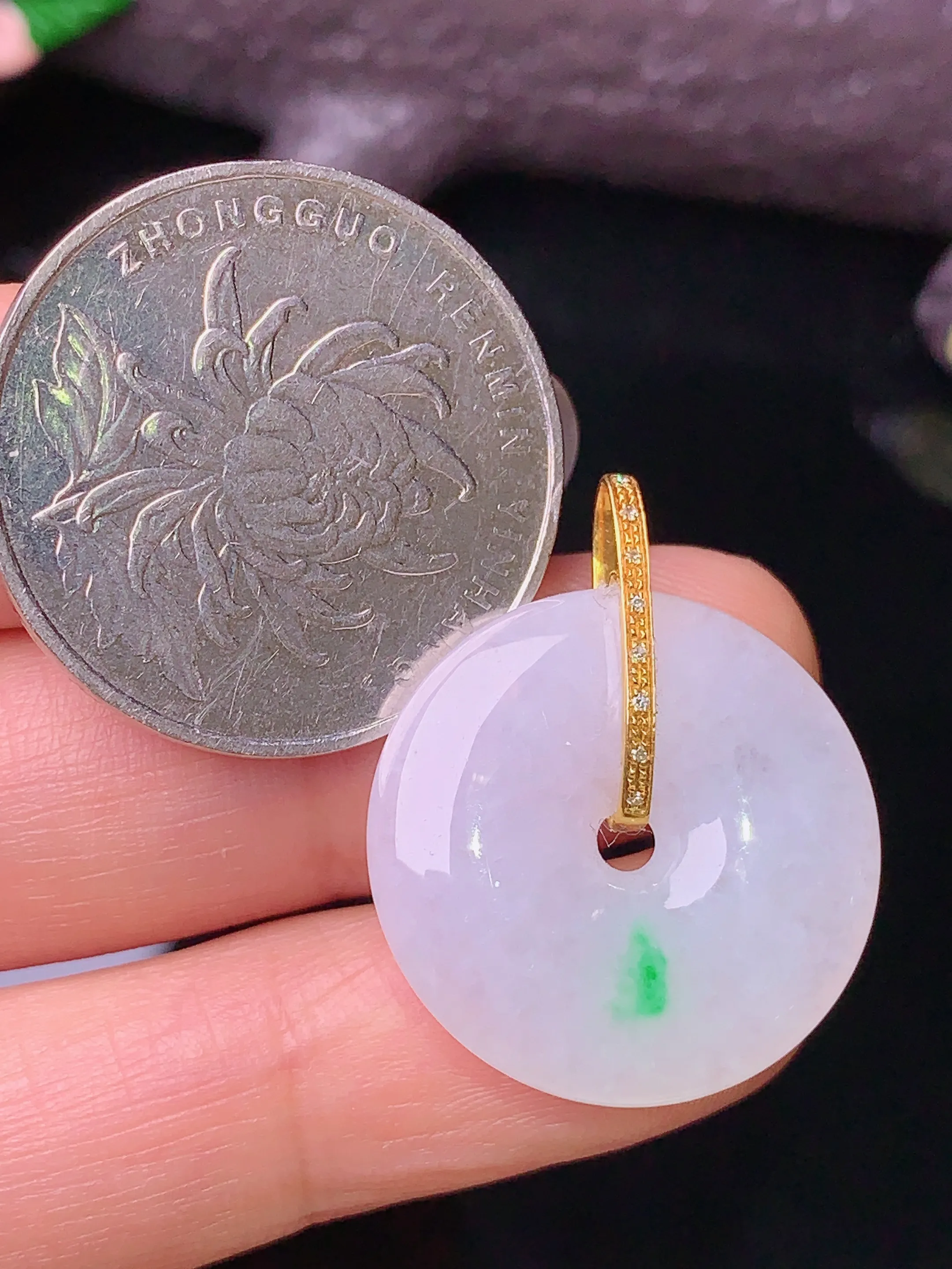 18k金钻镶嵌飘绿平安扣吊坠 玉质细腻 色泽艳丽 整体尺寸26.7*21.6*5.2