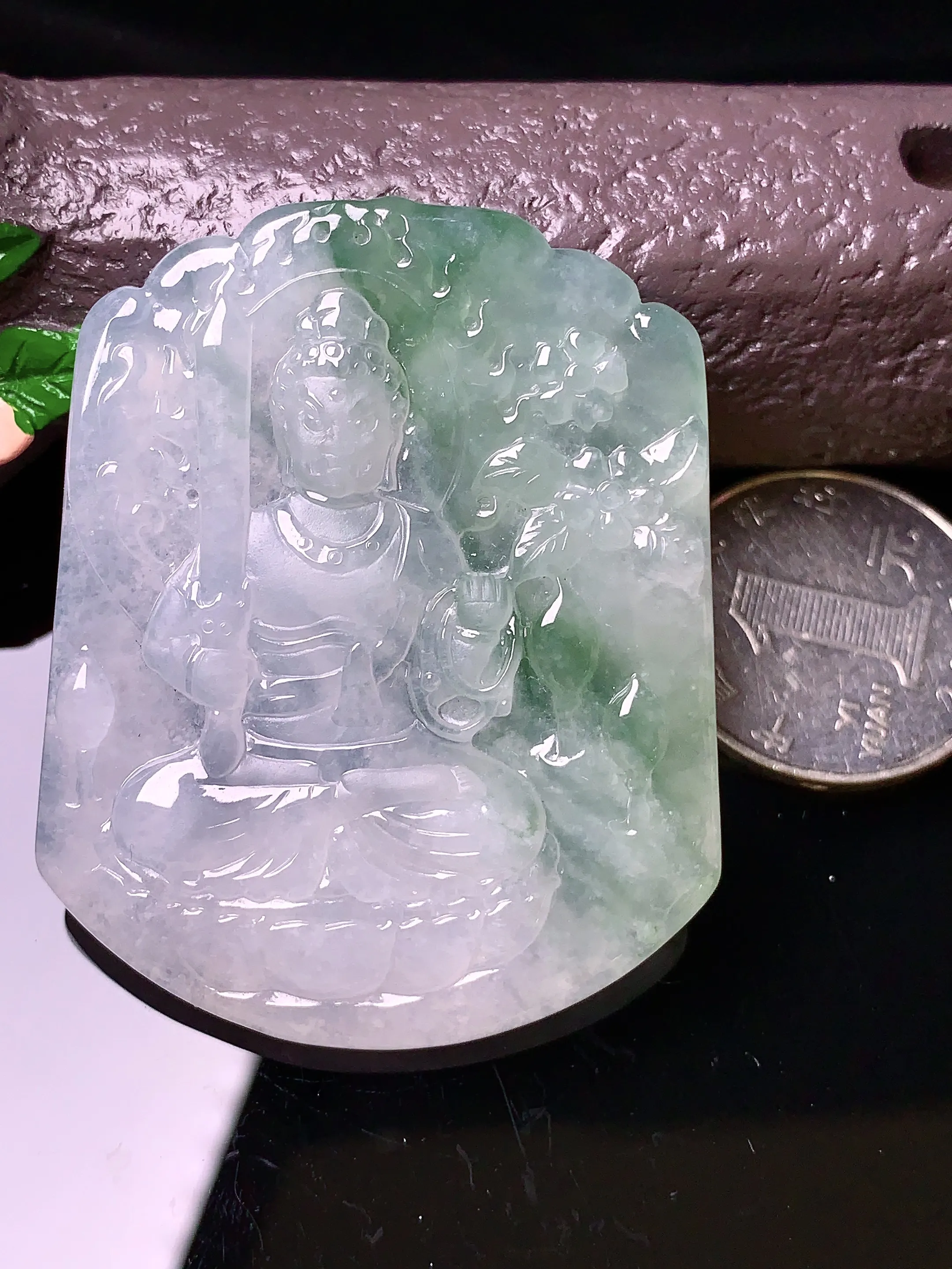 飘绿大势至观音菩萨吊坠 玉质细腻 色泽艳丽 整体尺寸52.5*42.5*6