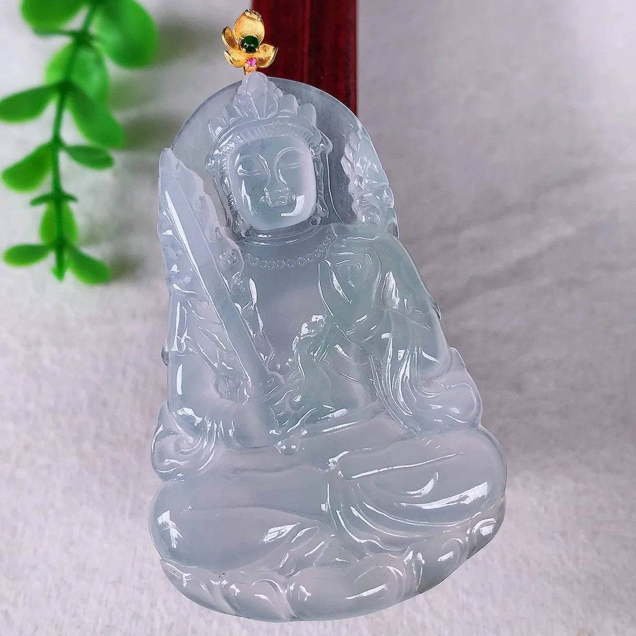 自然光实拍，18K金镶嵌大件冰种翡翠虚空藏观音菩萨吊坠，赐福翡翠观音，翠色迷人，观音面相端庄，佩戴时尚出众！#1.15整体62.8*裸石55.5*35.6*4.5