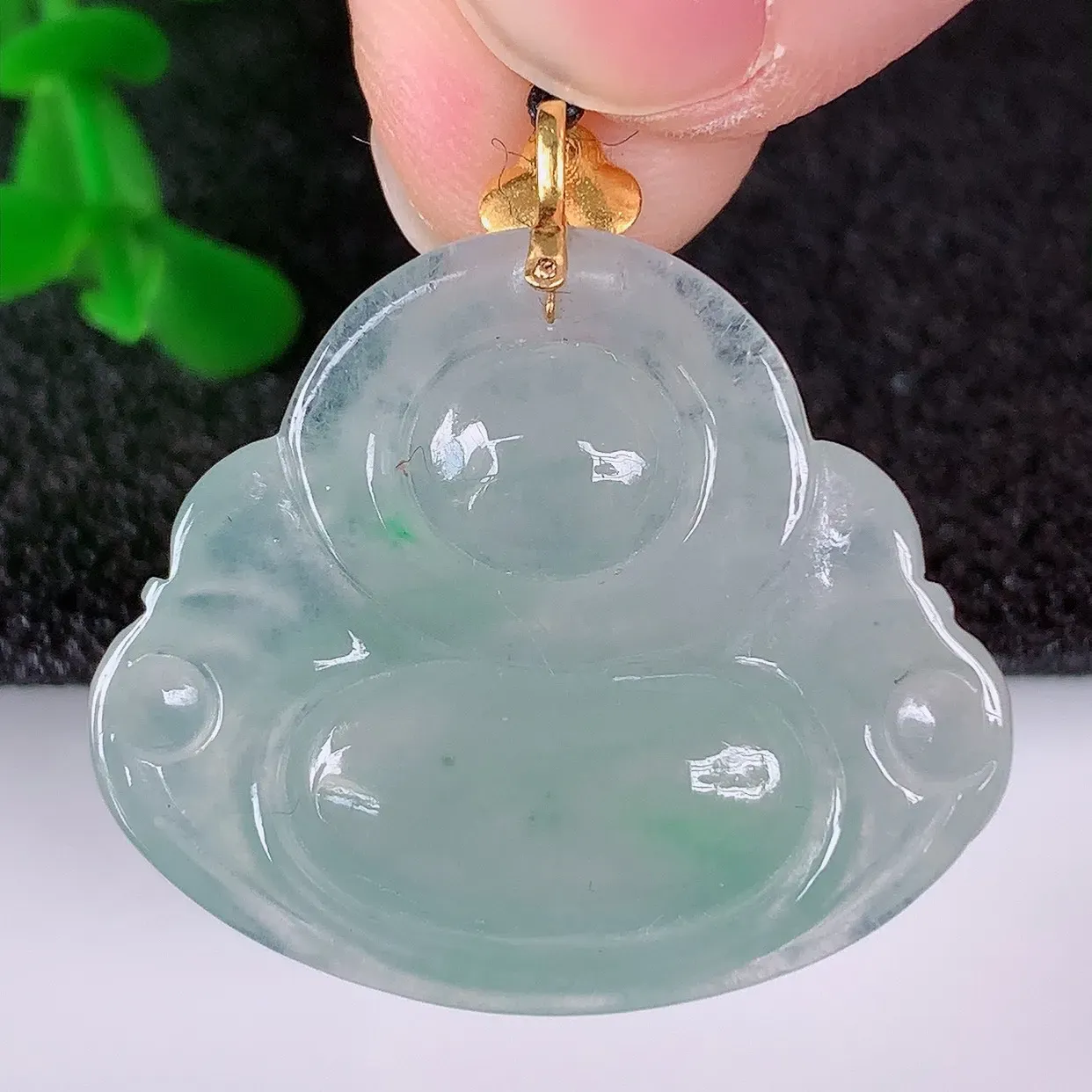 自然光实拍，18K金镶嵌冰种飘阳绿翡翠佛公吊坠，冰透饱满， 佛公亦保平安，寓意有福（佛公）相伴，品相佳，配戴优雅迷人！#1.15整体27.5*裸石23*28*6