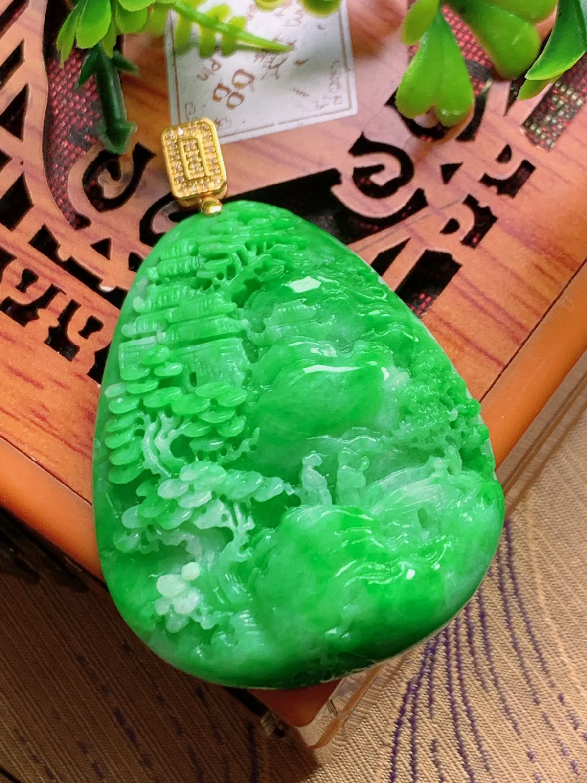 精品推荐，缅甸天然A货翡翠，18K金镶嵌满阳绿山水牌吊坠，种水好，颜色鲜艳，玉质水润细腻，工艺精湛，