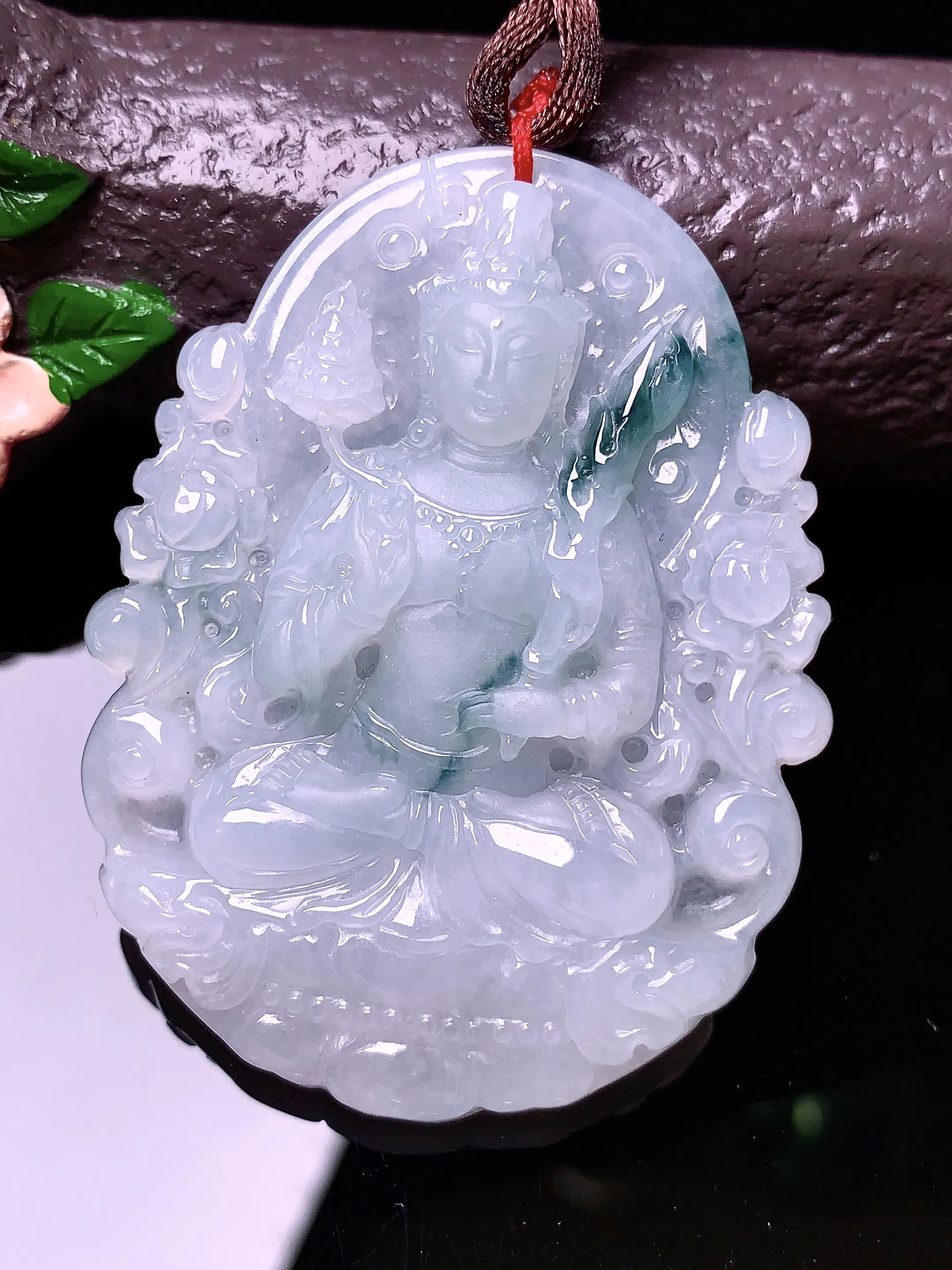 飘绿度母观音菩萨吊坠 玉质细腻 色泽艳丽 整体尺寸53*41*6.2