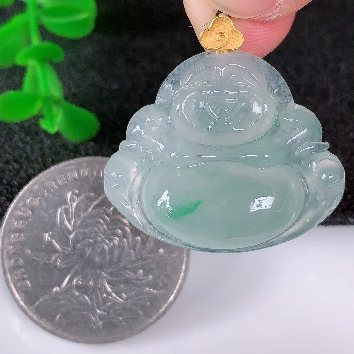 自然光实拍，18K金镶嵌冰种飘阳绿翡翠佛公吊坠，冰透饱满， 佛公亦保平安，寓意有福（佛公）相伴，品相佳，配戴优雅迷人！#1.15整体27.5*裸石23*28*6