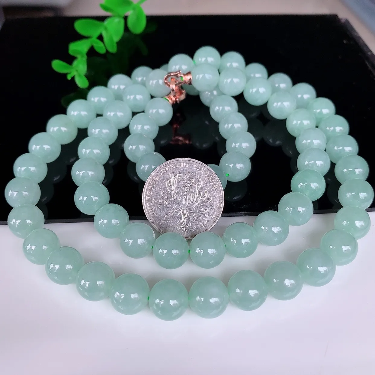 自然光实拍，冰润冰糯种翡翠圆珠项链  翡翠项链 （装饰扣）玉质细腻  冰清玉润  颜色漂亮  #46.15尺寸10.5mm