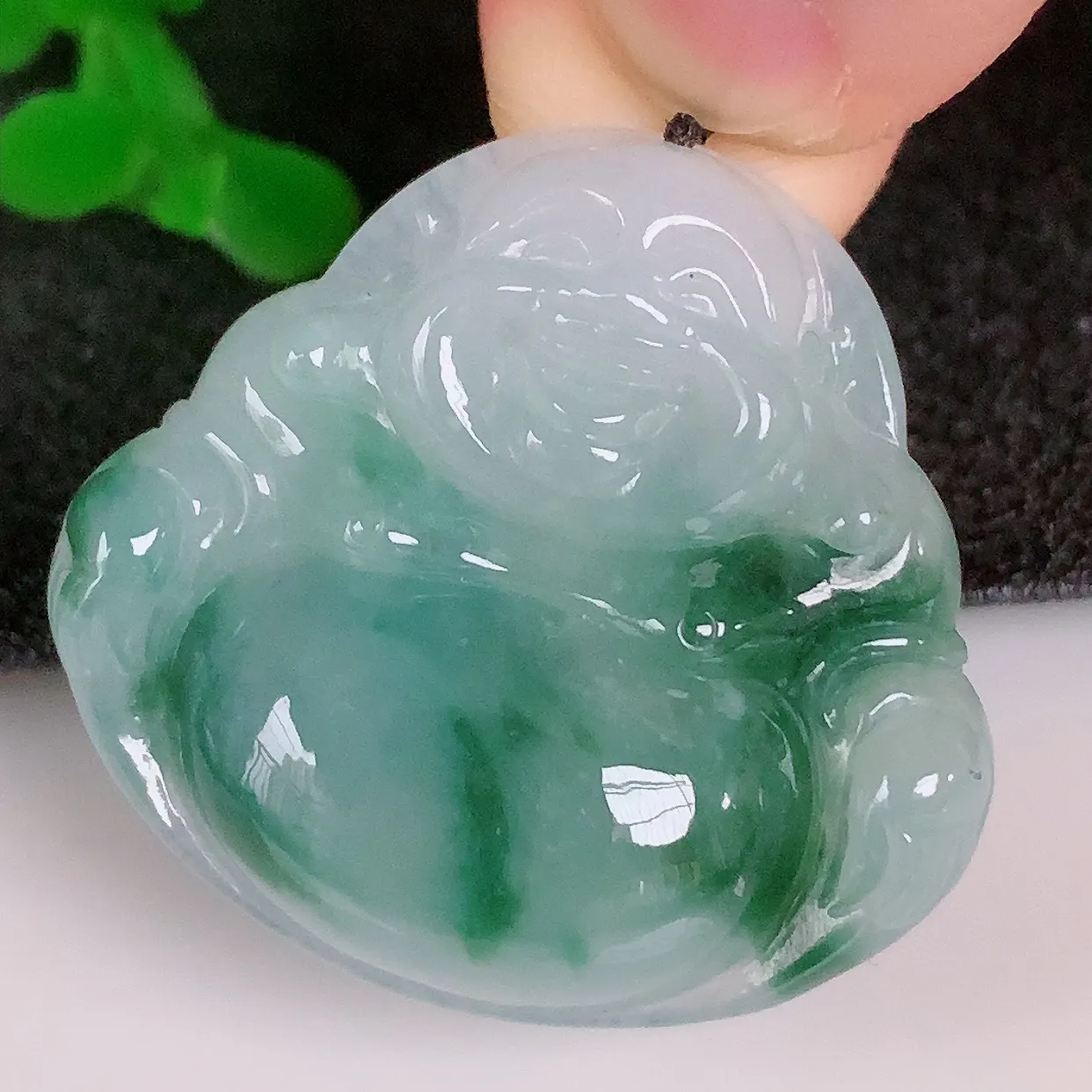 自然光实拍，冰润冰飘花翡翠佛公吊坠，饱满， 佛公亦保平安，寓意有福（佛公）相伴，配戴优雅迷人！#57.15