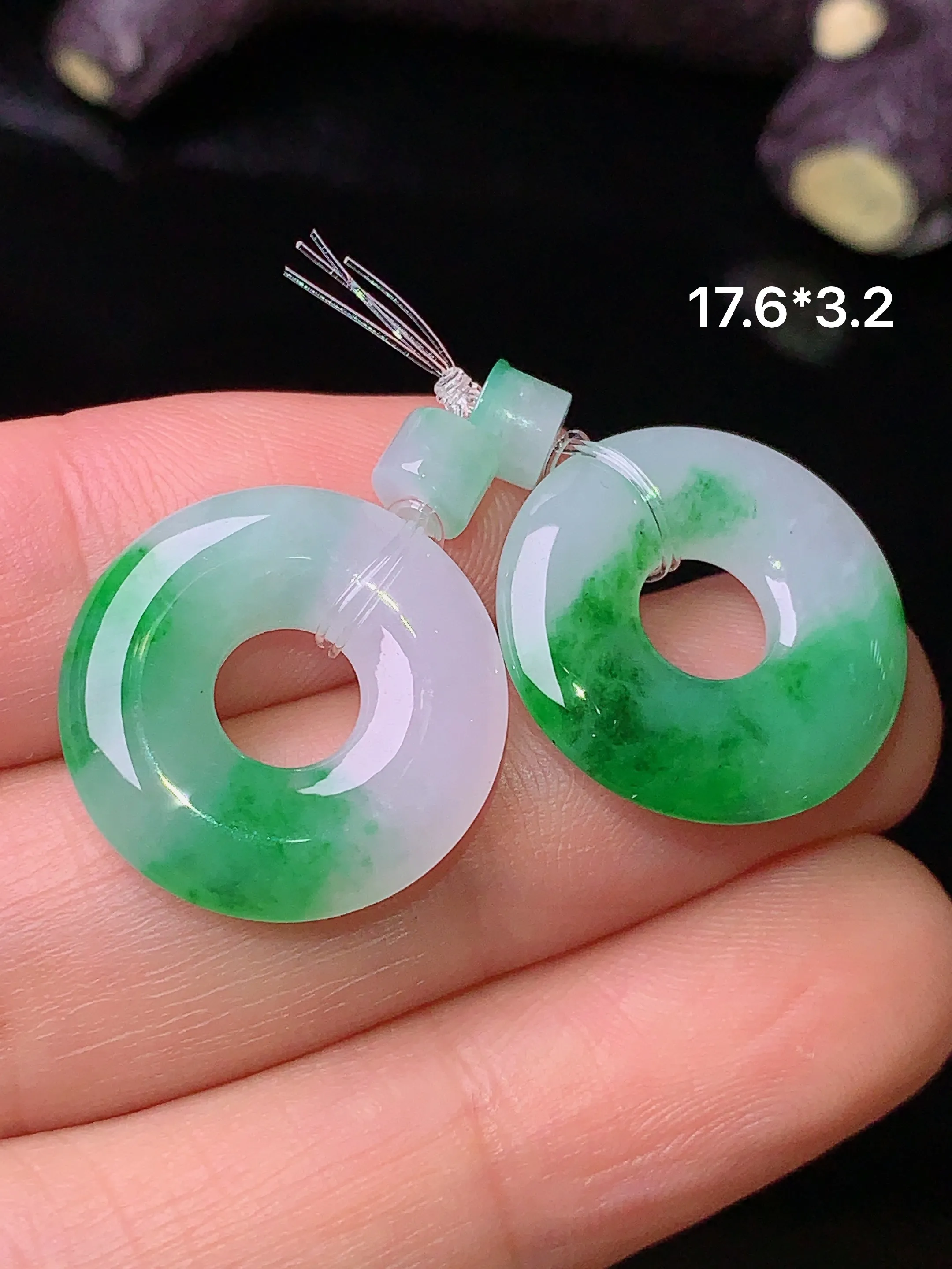 飘绿平安环吊坠 玉质细腻 色泽艳丽 整体尺寸17.6*3.2