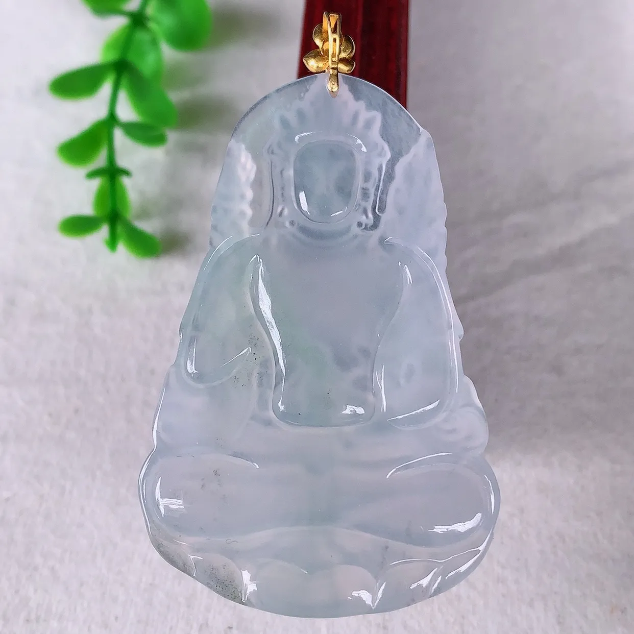 自然光实拍，18K金镶嵌大件冰种翡翠虚空藏观音菩萨吊坠，赐福翡翠观音，翠色迷人，观音面相端庄，佩戴时尚出众！#1.15整体62.8*裸石55.5*35.6*4.5