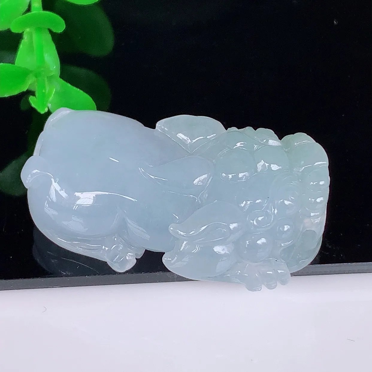 自然光实拍，冰润冰糯种淡春彩翡翠招财貔貅吊坠，民间有“一摸貔貅运程旺盛，再摸貔貅财运滚滚，三摸貔貅平步青云 ”的美好祝愿。#46.15