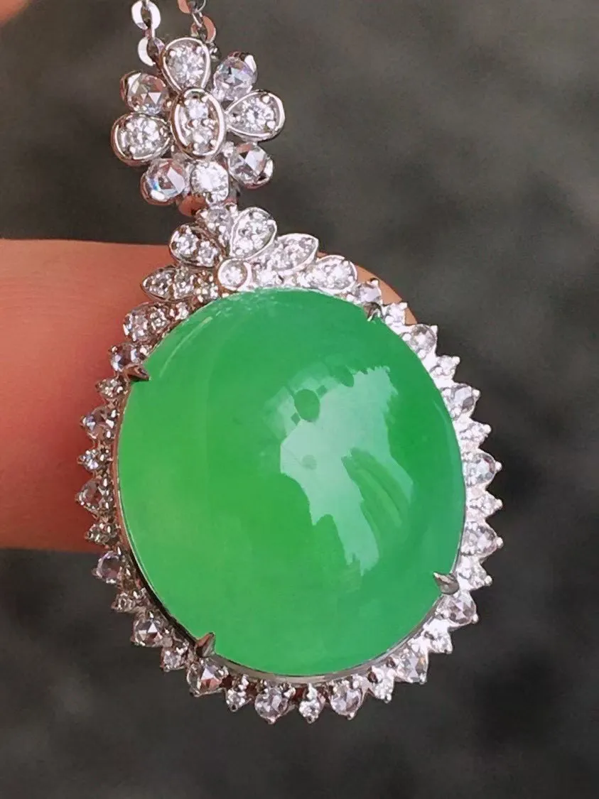 冰种阳绿鸽子蛋吊坠、真金真钻镶嵌、种水好，玉质细腻 .裸石尺寸 16.2*14.4