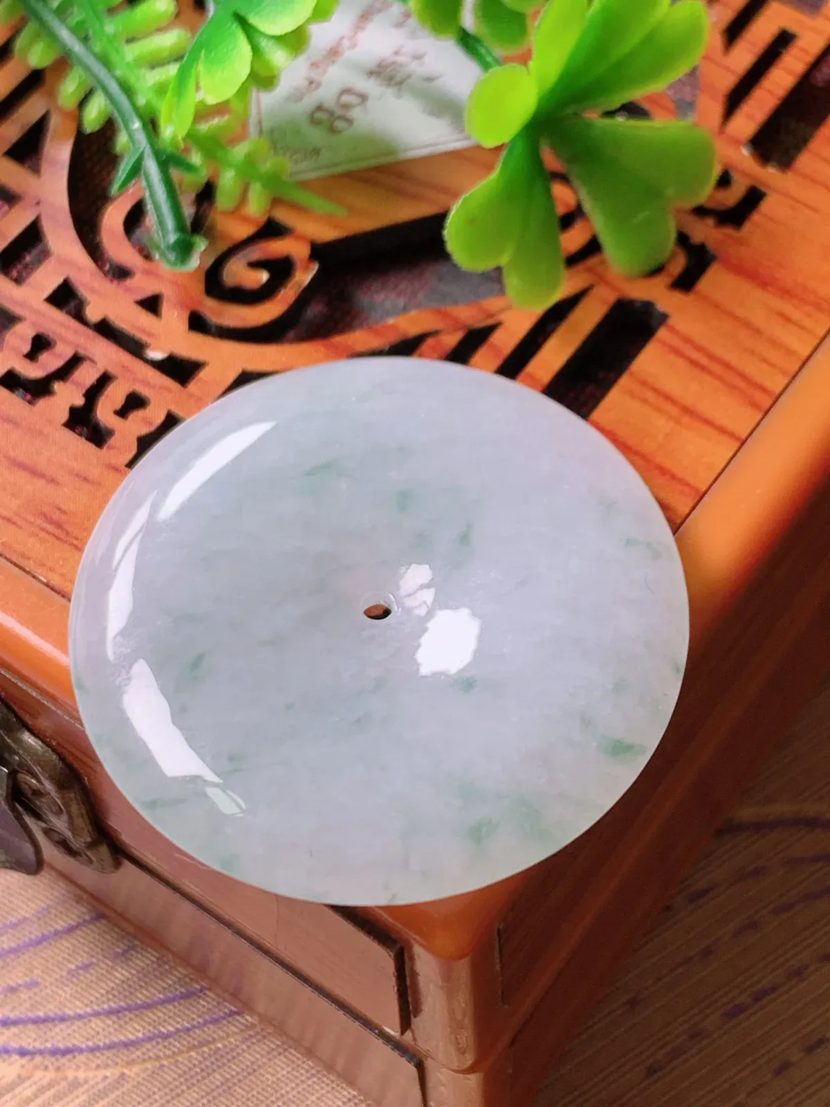 精品推荐，缅甸天然A货翡翠，冰种飘花平安扣吊坠，种水好，颜色鲜艳，玉质水润细腻，工艺精湛，佩戴效果更佳。