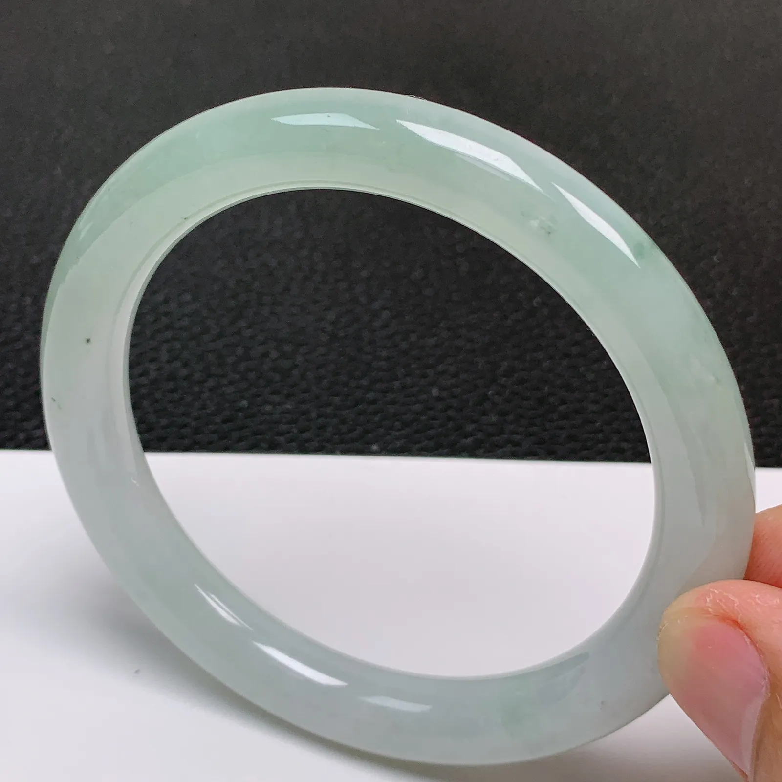圈口61～62 天然翡翠A货老坑冰润淡绿圆条手镯 尺寸61.6*9.8mm