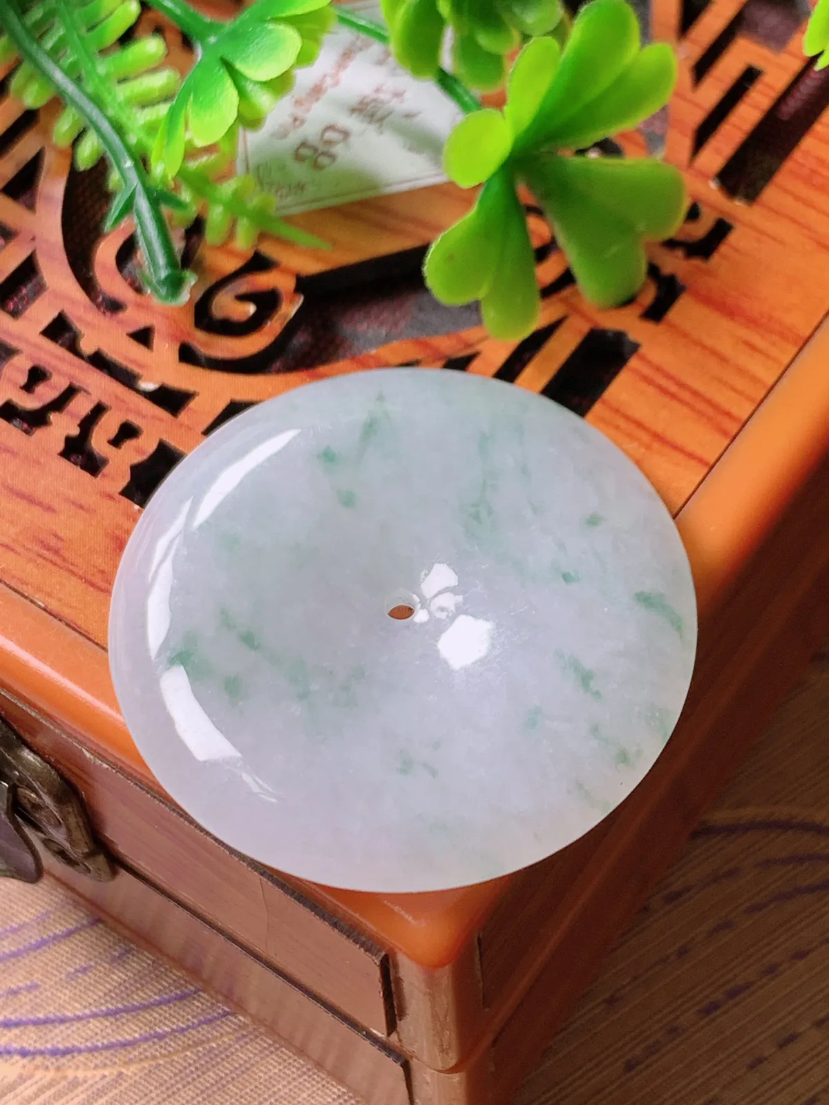 精品推荐，缅甸天然A货翡翠，冰种飘花平安扣吊坠，种水好，颜色鲜艳，玉质水润细腻，工艺精湛，佩戴效果更佳。