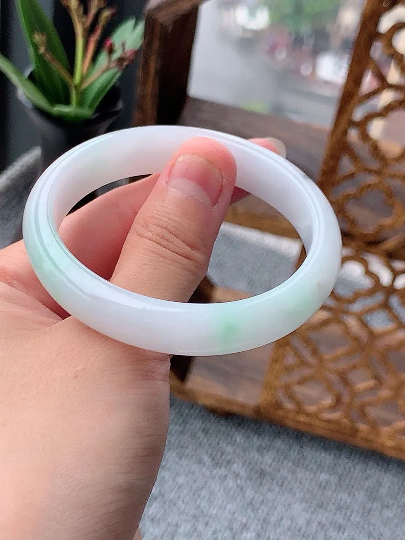 a货翡翠老坑飘绿贵妃手镯54-55圈口 尺寸54×47×12×6.5mm 重量40.96g 0517