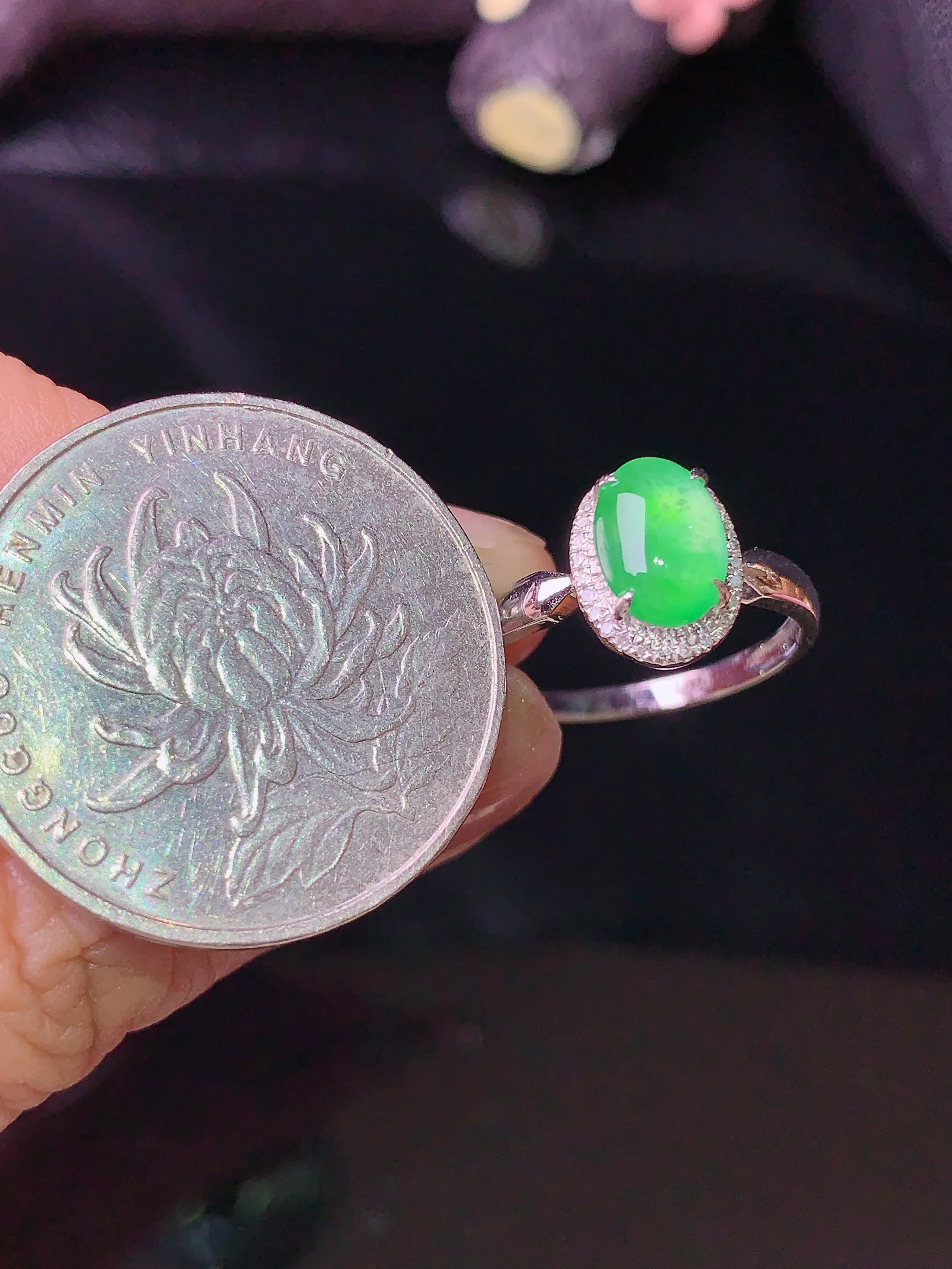 18k金钻镶嵌翠绿蛋面戒指 玉质细腻 色泽艳丽 圈口11.5 整体尺寸9.8*7.6*6.5