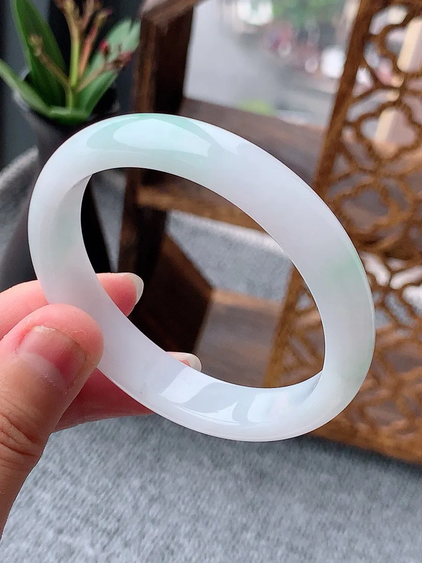 a货翡翠老坑飘绿贵妃手镯54-55圈口 尺寸54×47×12×6.5mm 重量40.96g 0517