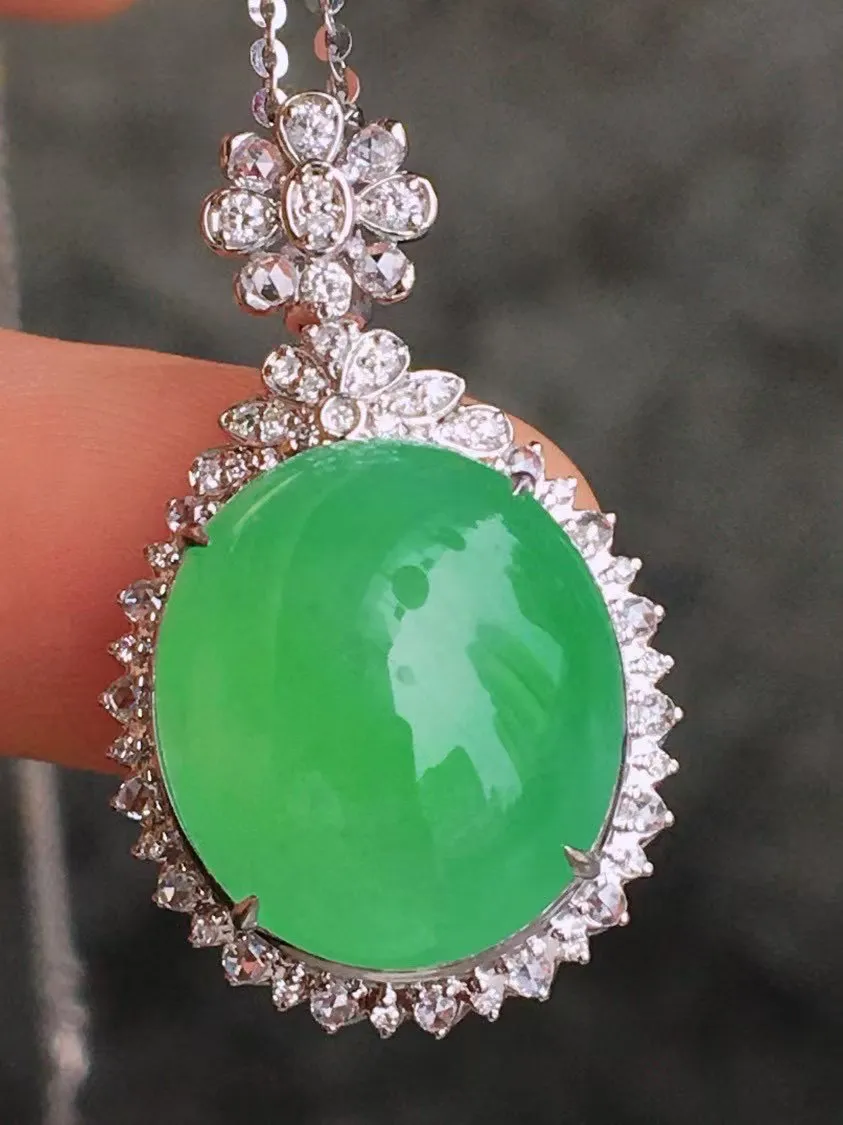 冰种阳绿鸽子蛋吊坠、真金真钻镶嵌、种水好，玉质细腻 .裸石尺寸 16.2*14.4