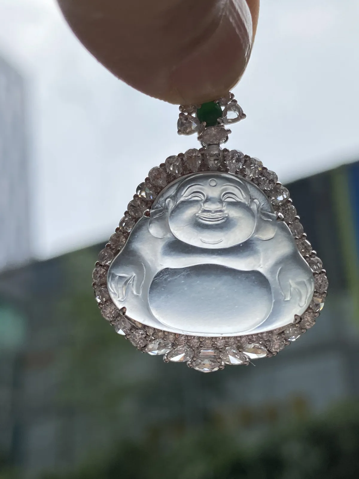 推荐【高冰佛公】无纹裂，起荧光，水润冰透，细腻，起胶，种质佳，bringbring的，上身效果高贵～～石头13.3*21.5*3.3