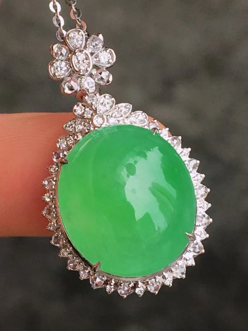 冰种阳绿鸽子蛋吊坠、真金真钻镶嵌、种水好，玉质细腻 .裸石尺寸 16.2*14.4
