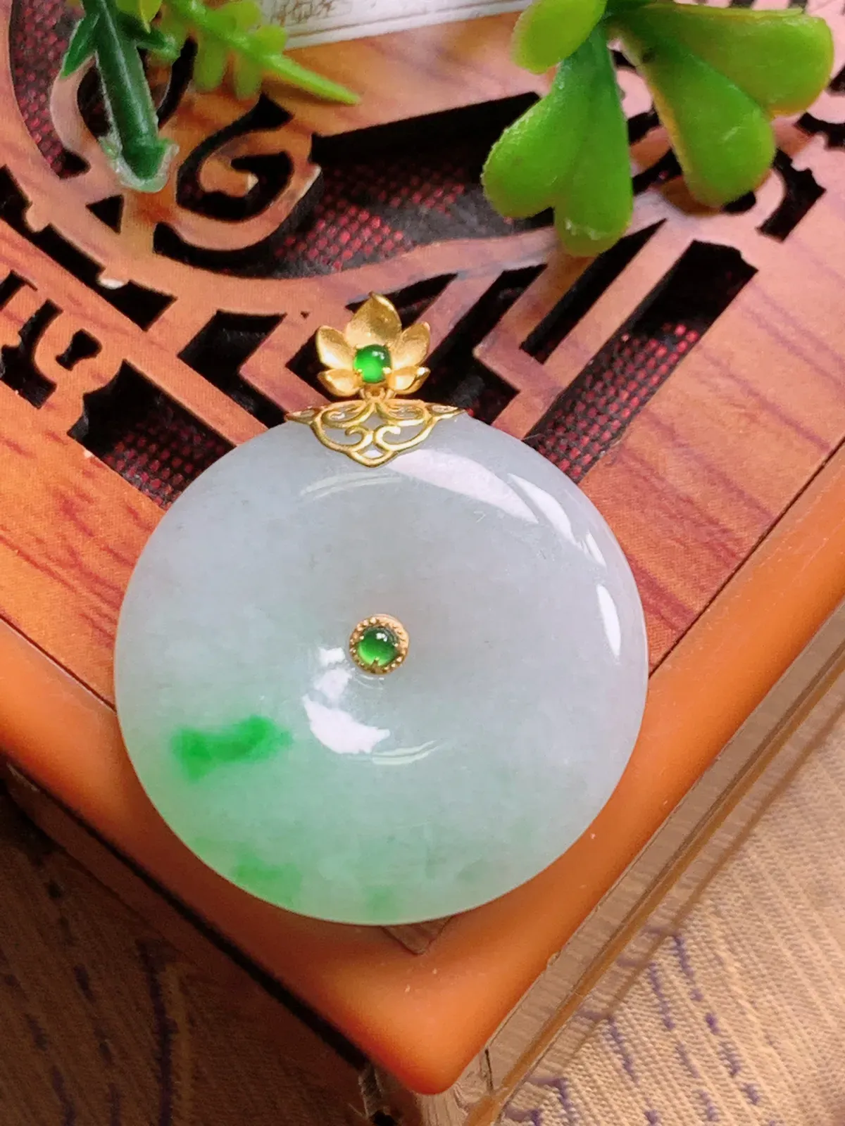 精品推荐，缅甸天然A货翡翠，18K金镶嵌飘绿花平安扣吊坠，种水好，颜色鲜艳，玉质水润细腻，工艺精湛，佩戴效果更佳。