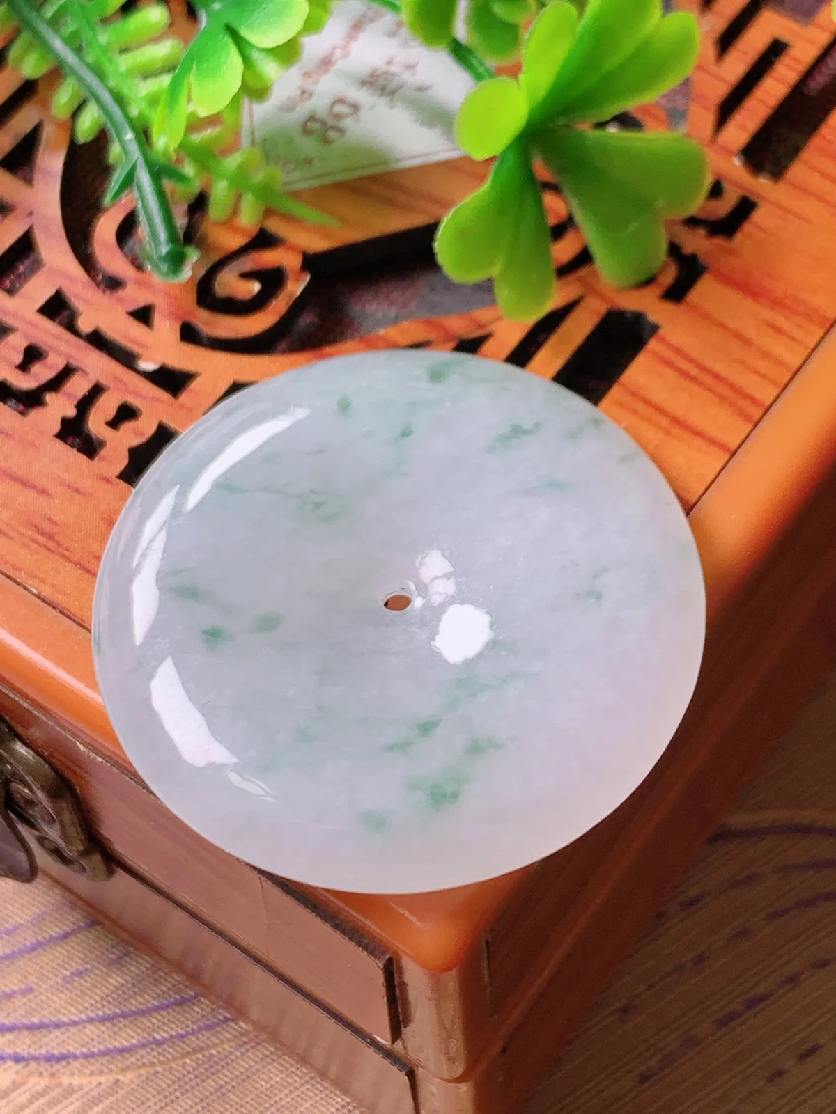 精品推荐，缅甸天然A货翡翠，冰种飘花平安扣吊坠，种水好，颜色鲜艳，玉质水润细腻，工艺精湛，佩戴效果更佳。