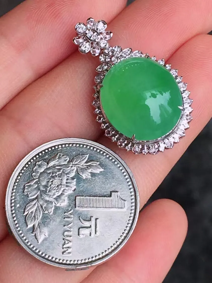 冰种阳绿鸽子蛋吊坠、真金真钻镶嵌、种水好，玉质细腻 .裸石尺寸 16.2*14.4