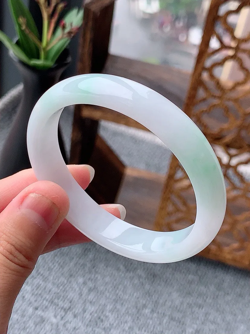 a货翡翠老坑飘绿贵妃手镯54-55圈口 尺寸54×47×12×6.5mm 重量40.96g 0517