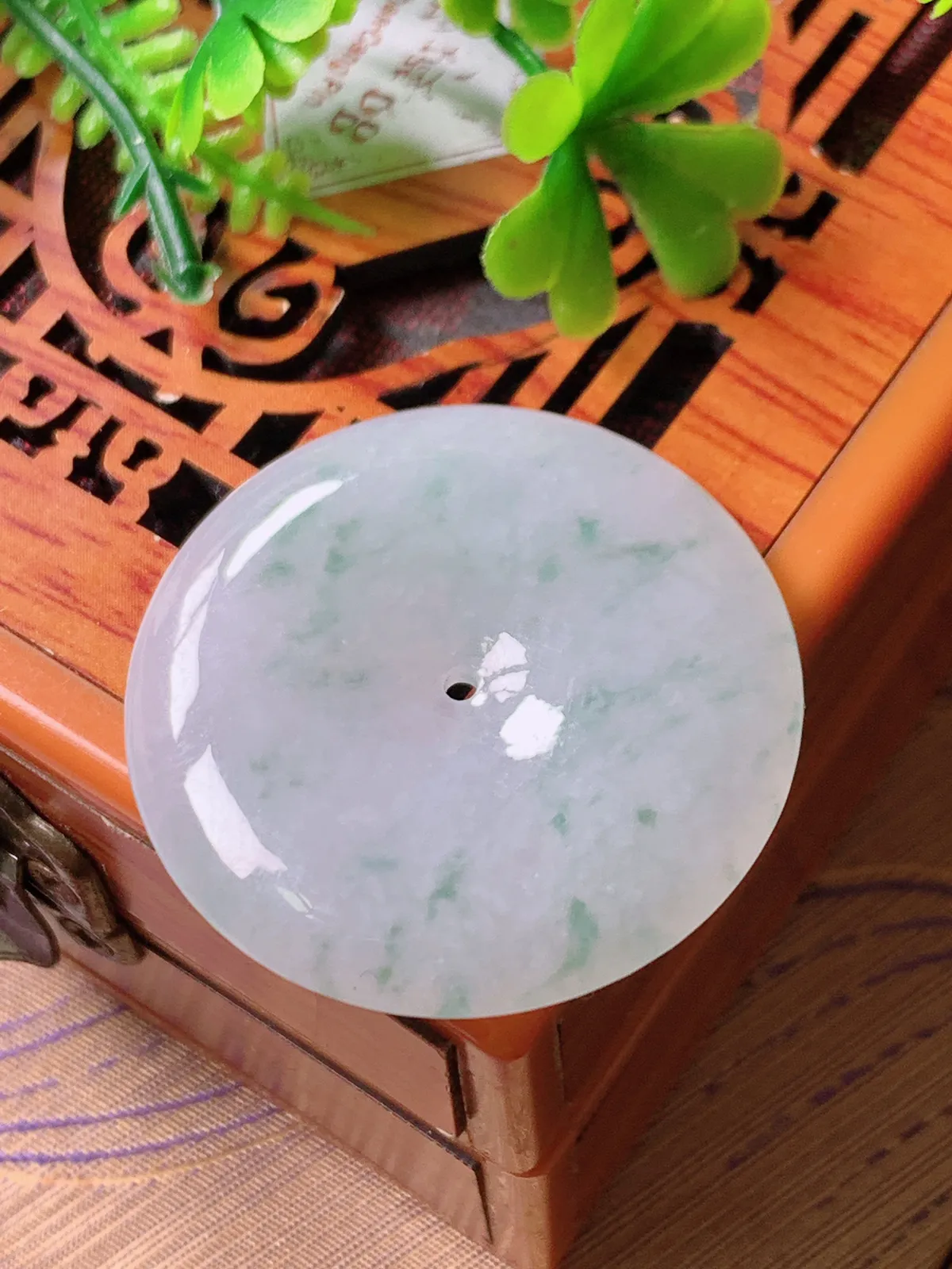 精品推荐，缅甸天然A货翡翠，冰种飘花平安扣吊坠，种水好，颜色鲜艳，玉质水润细腻，工艺精湛，佩戴效果更