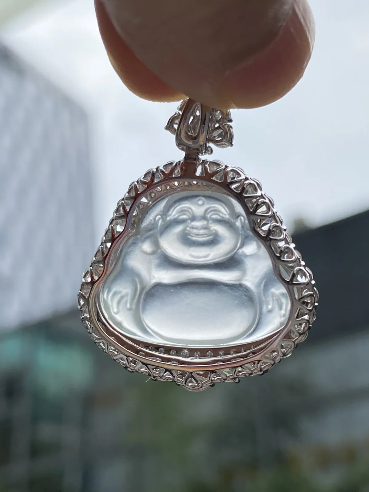 推荐【高冰佛公】无纹裂，起荧光，水润冰透，细腻，起胶，种质佳，bringbring的，上身效果高贵～～石头13.3*21.5*3.3
