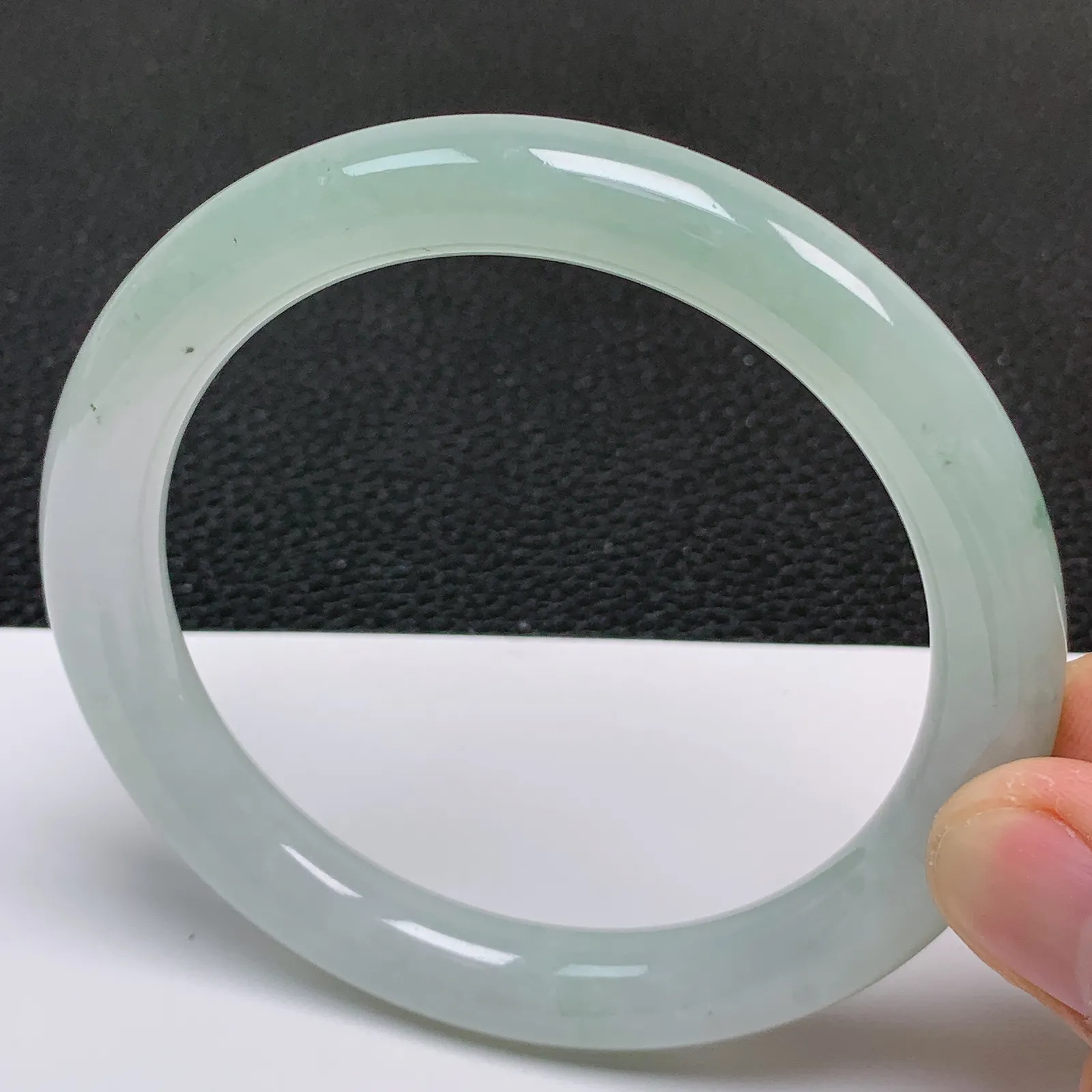 圈口61～62 天然翡翠A货老坑冰润淡绿圆条手镯 尺寸61.6*9.8mm