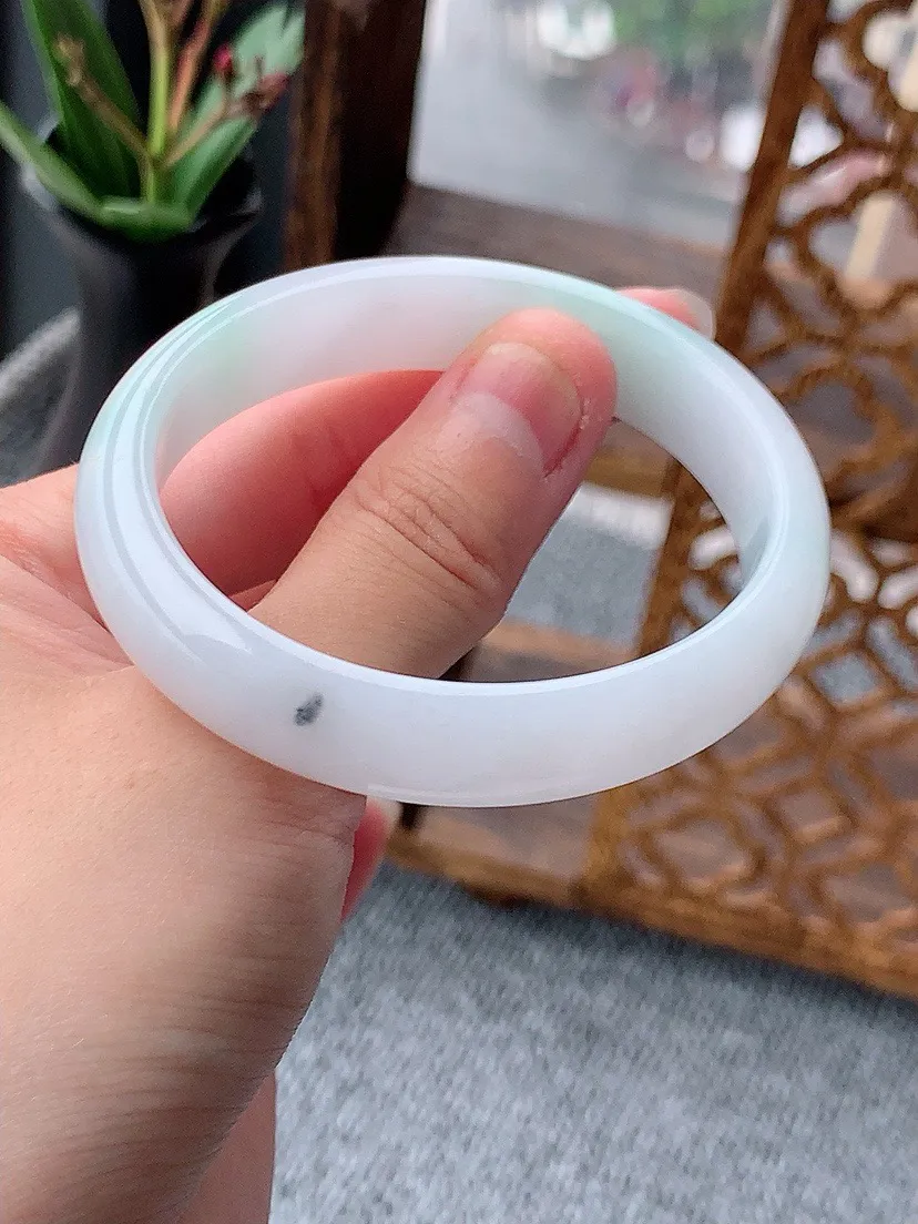 a货翡翠老坑飘绿贵妃手镯54-55圈口 尺寸54×47×12×6.5mm 重量40.96g 0517