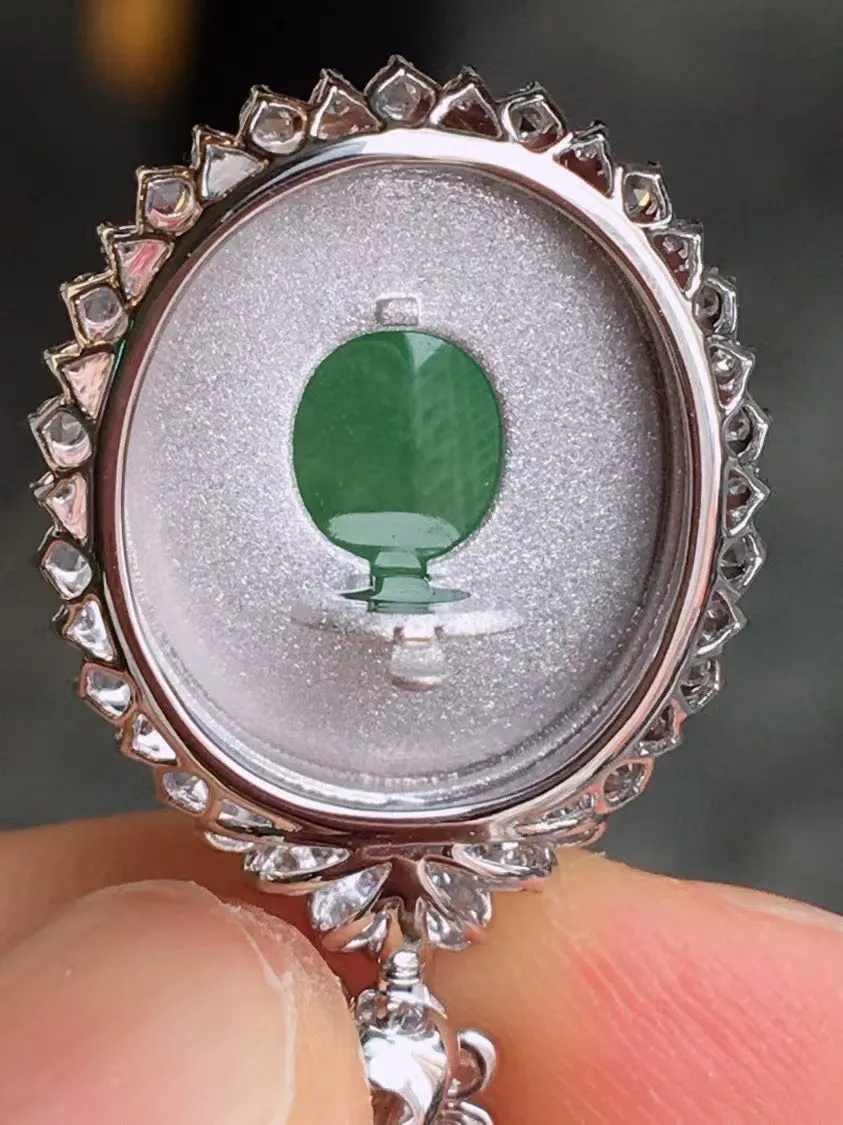 冰种阳绿鸽子蛋吊坠、真金真钻镶嵌、种水好，玉质细腻 .裸石尺寸 16.2*14.4