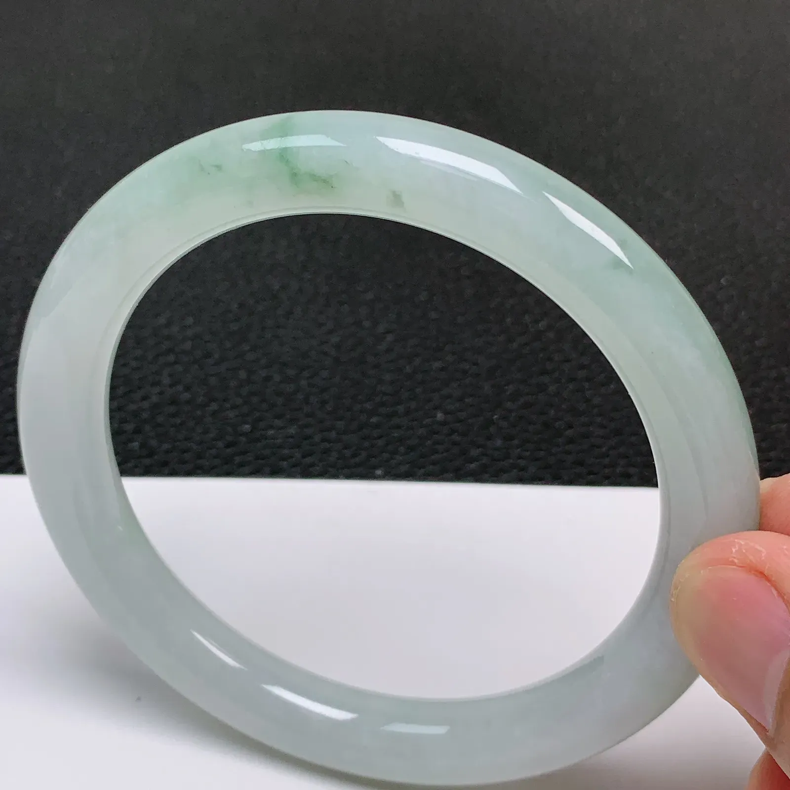 圈口61～62 天然翡翠A货老坑冰润淡绿圆条手镯 尺寸61.6*9.8mm