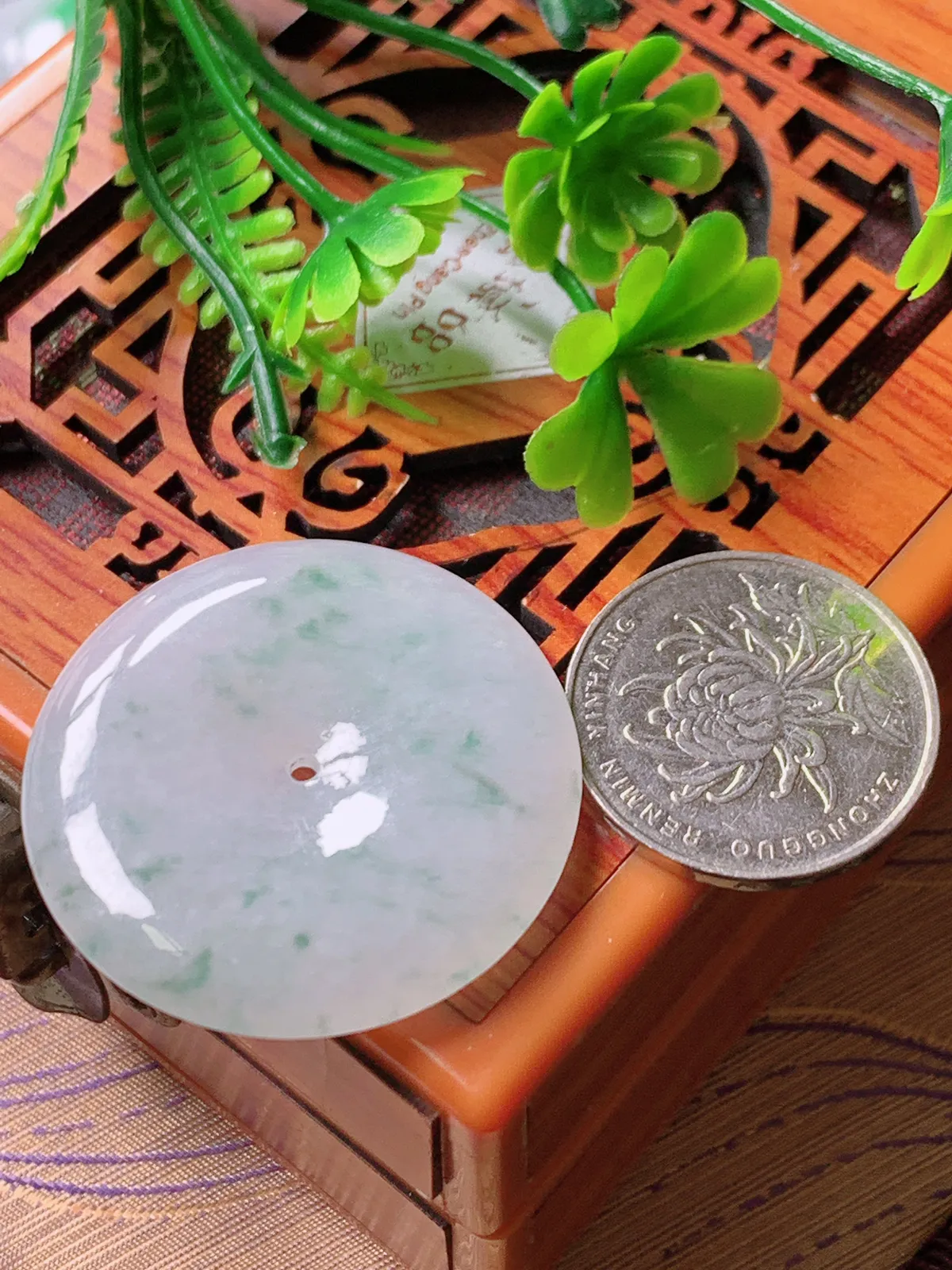精品推荐，缅甸天然A货翡翠，冰种飘花平安扣吊坠，种水好，颜色鲜艳，玉质水润细腻，工艺精湛，佩戴效果更佳。