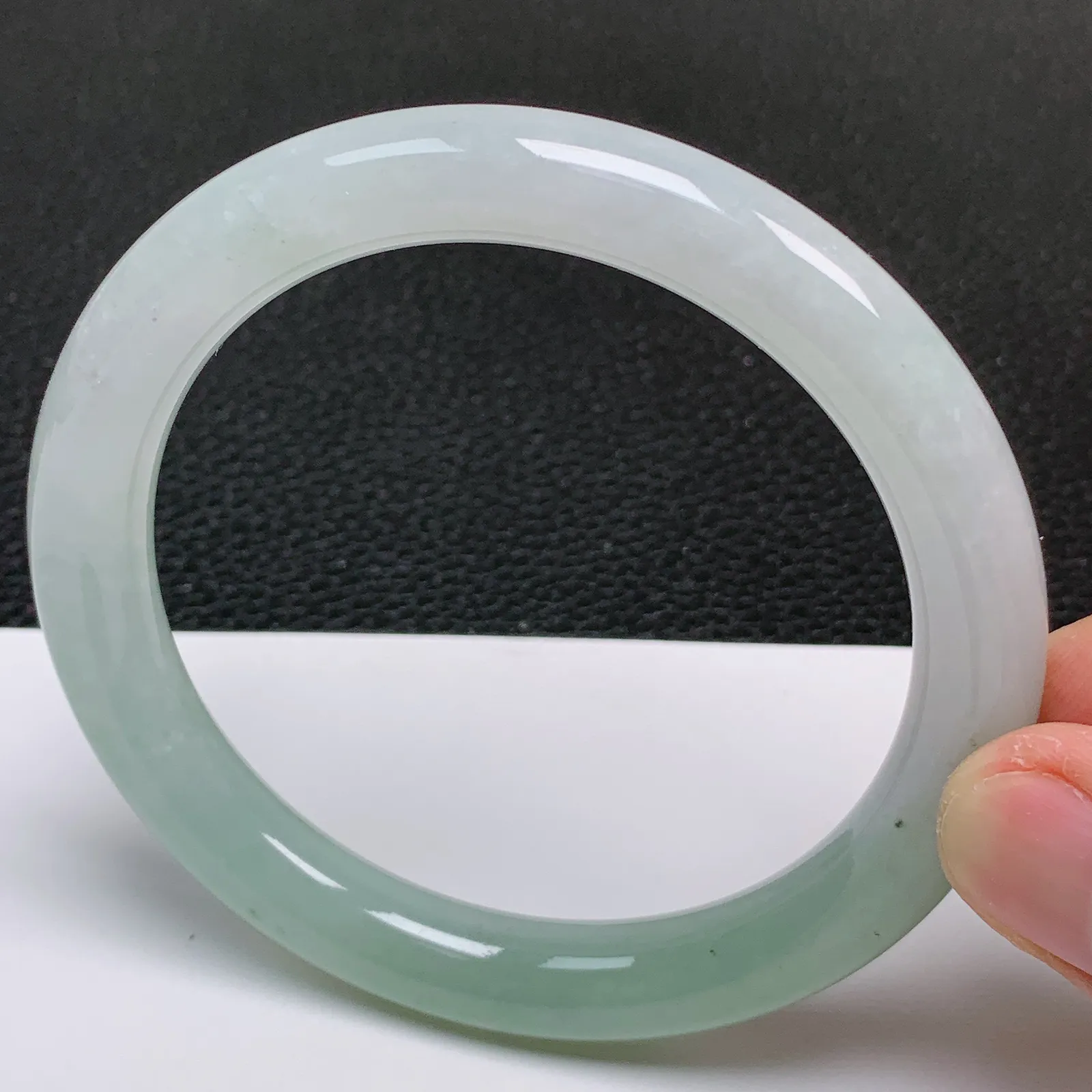 圈口61～62 天然翡翠A货老坑冰润淡绿圆条手镯 尺寸61.6*9.8mm