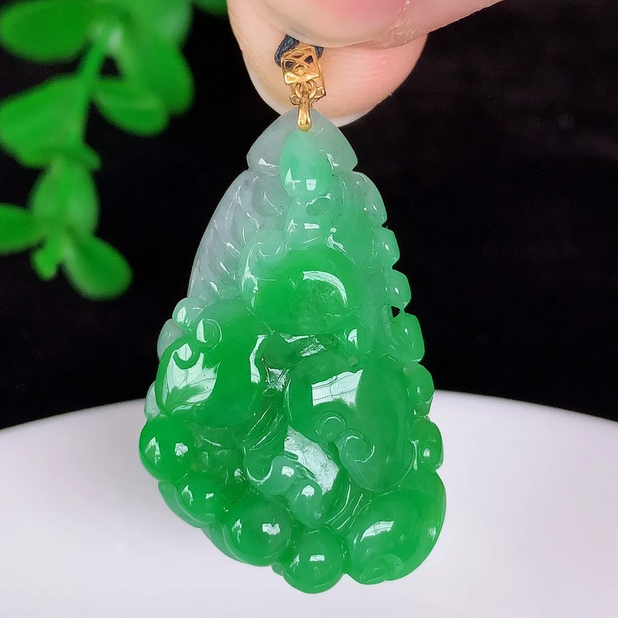 自然光实拍，18K金镶嵌冰润冰糯种飘阳绿翡翠招百财白菜吊坠，百财聚来，财源滚滚，色泽鲜艳，精工水润的