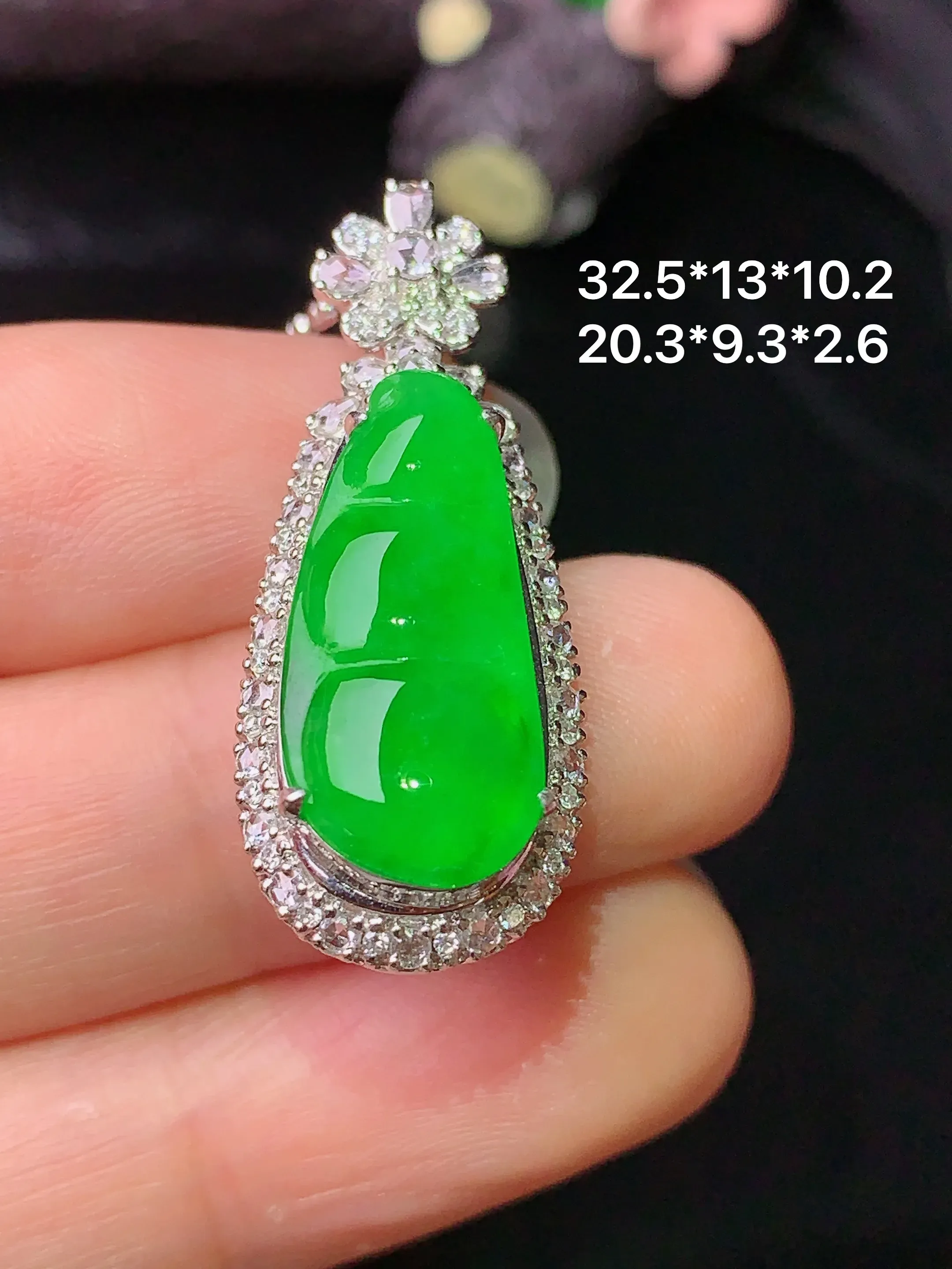 18k金钻镶嵌满绿四季豆吊坠 玉质细腻 色泽艳丽 整体尺寸32.5*13*10.2