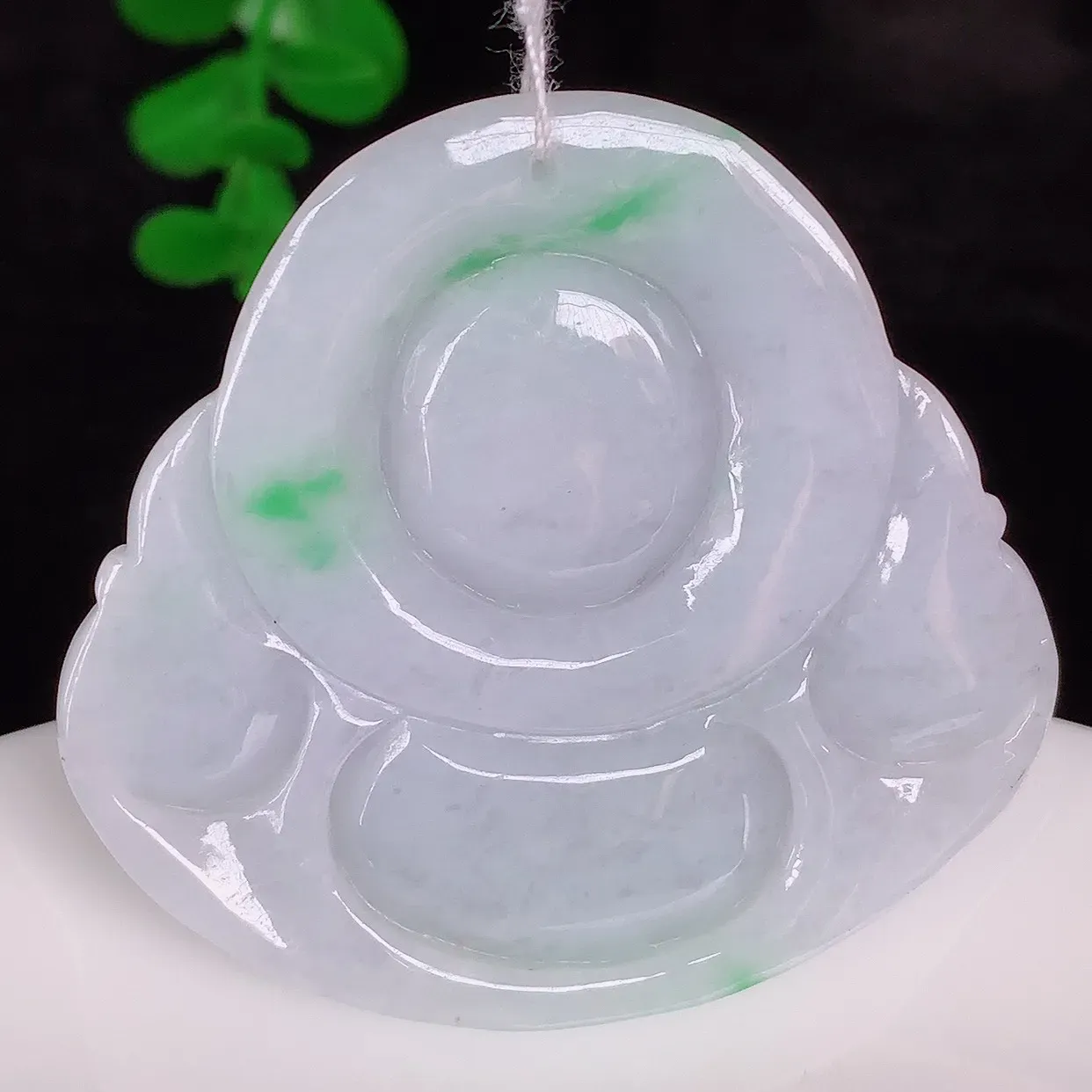 自然光实拍，大件厚装冰润冰糯种飘阳绿翡翠佛公吊坠，饱满， 佛公亦保平安，寓意有福（佛公）相伴，配戴优雅迷人！#46.17