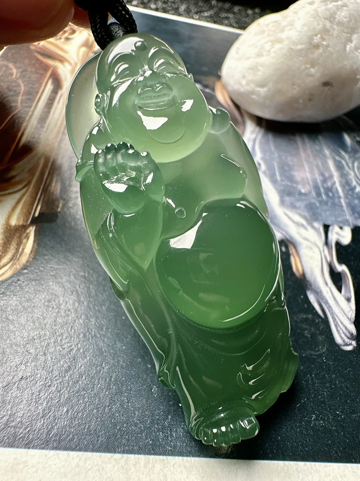 【玻璃种晴绿布袋佛】种水非常不错，冰润通透，细腻起强胶感，品质上佳。雕工精细生动，形态自然。色泽清新素雅，品相上乘，种水色俱佳，很适合收藏佩戴，推荐入手。