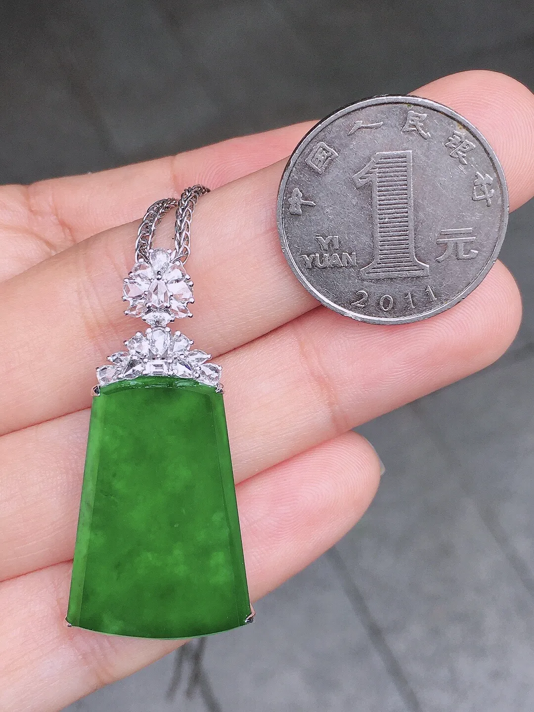 阳绿无事牌吊坠，色泽均匀艳丽，玉质细腻，荧光感超
强，饱满水润，气质满满。18k
金豪华镶嵌