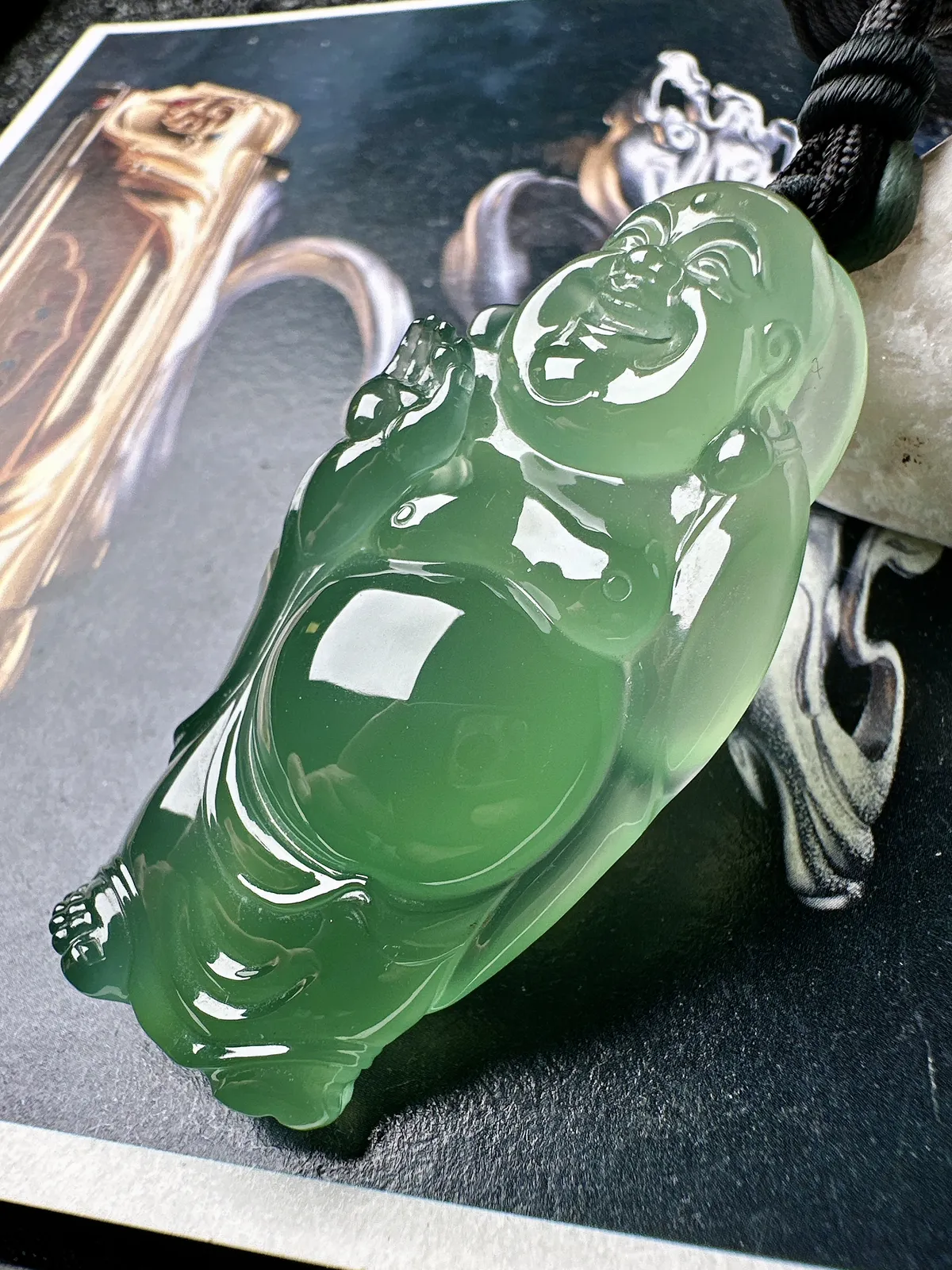 【玻璃种晴绿布袋佛】种水非常不错，冰润通透，细腻起强胶感，品质上佳。雕工精细生动，形态自然。色泽清新素雅，品相上乘，种水色俱佳，很适合收藏佩戴，推荐入手。